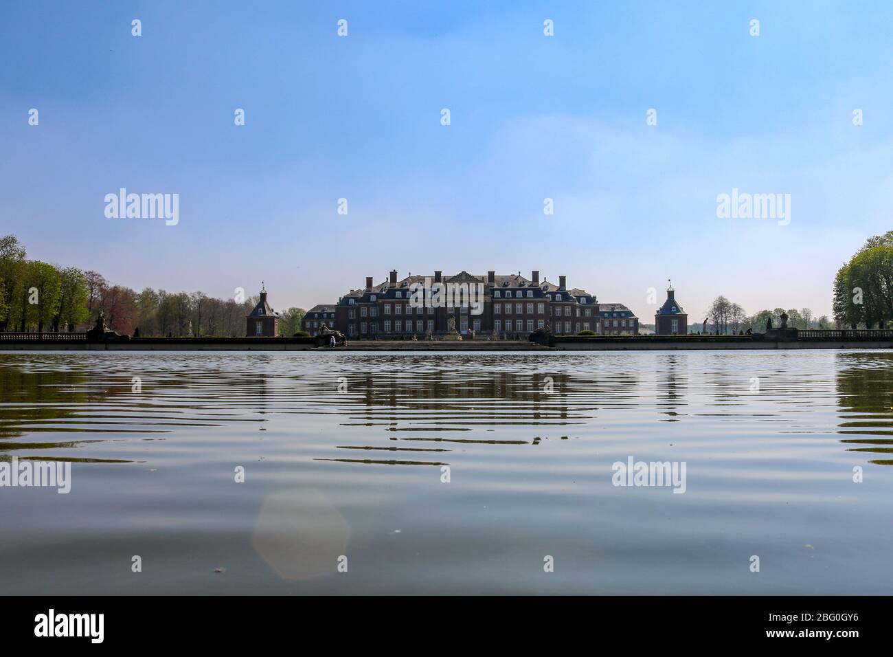 Palazzo Nordkirchen, la Versailles di Westfalia, con giardini e riflessi nel lago, Nordkirchen, Germania Foto Stock