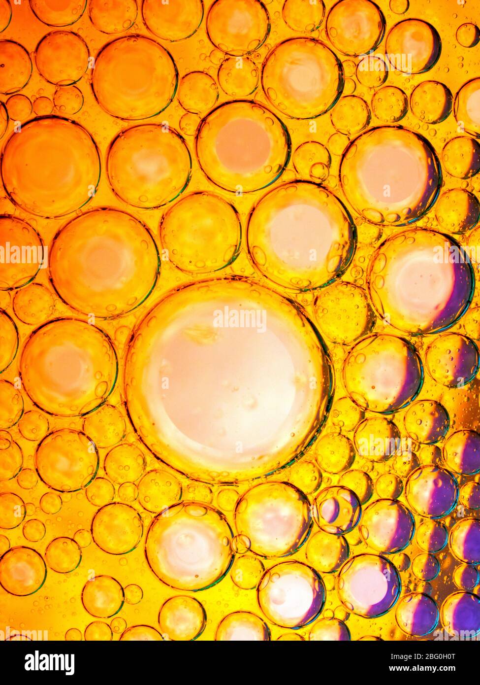 Bolle di olio in acqua Foto Stock