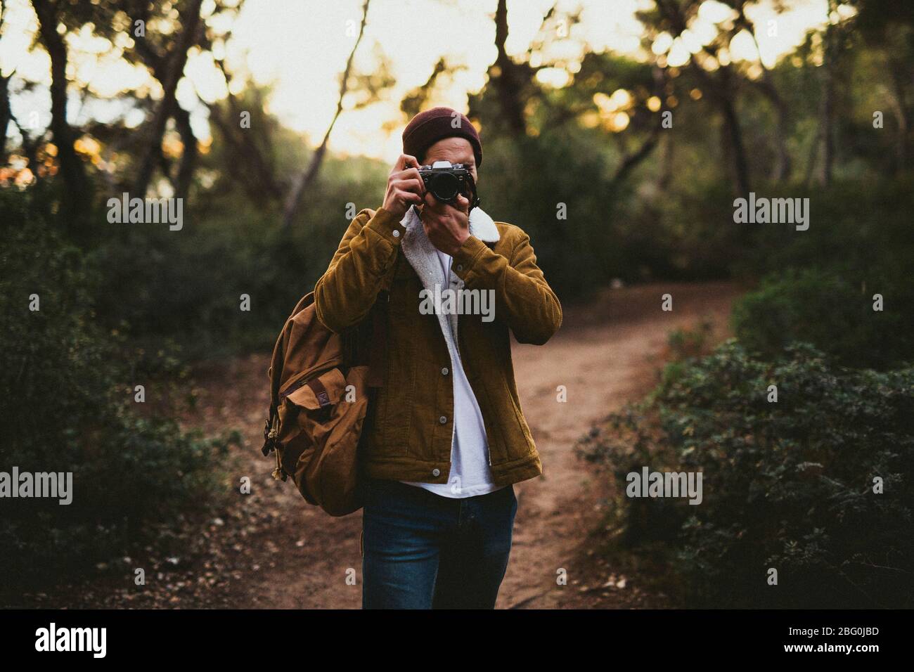 Ritratto di giovane uomo scattando foto all'aperto Foto Stock