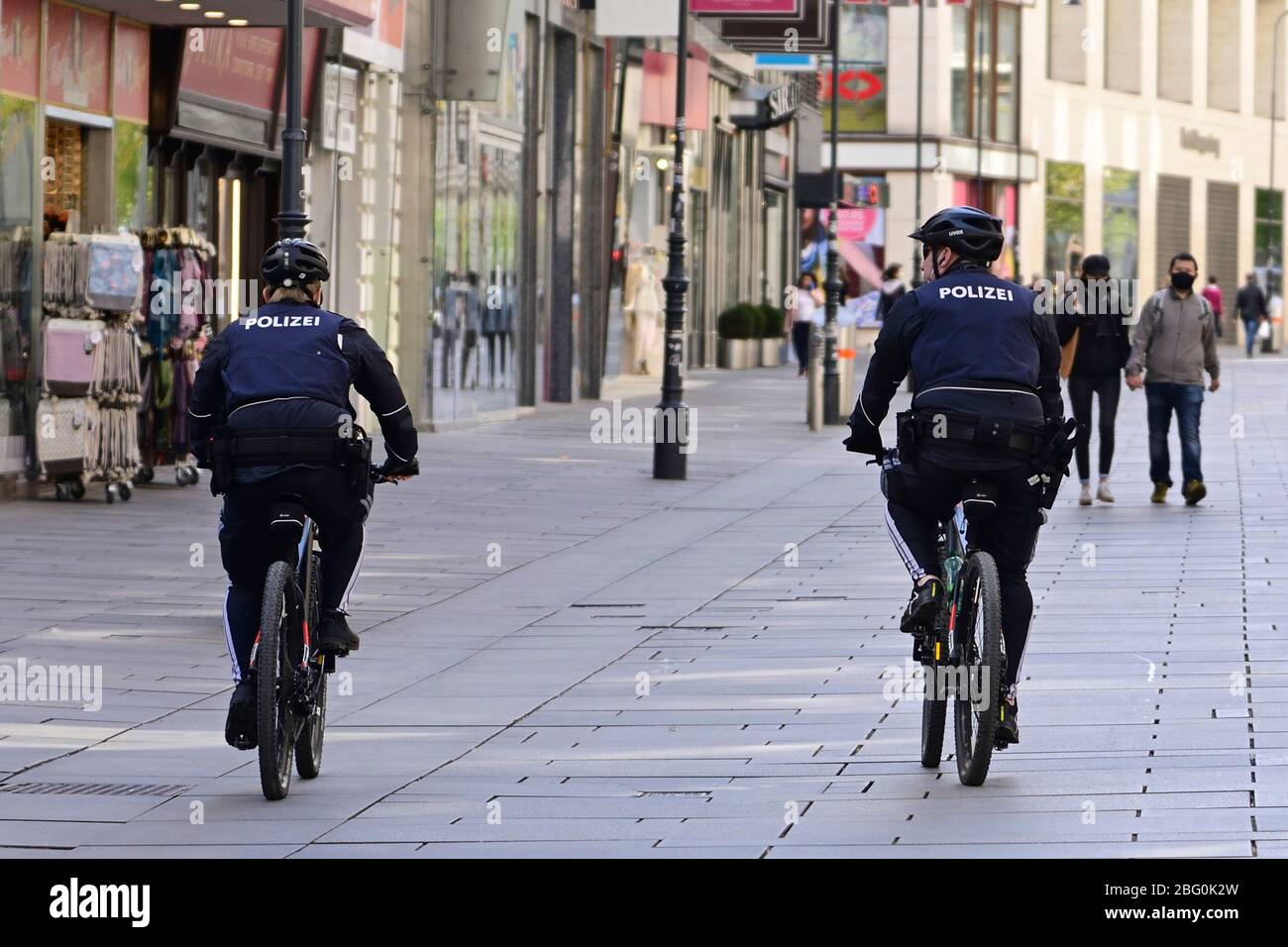 Vienna, Austria. 20 aprile 2020. Le restrizioni all'uscita in Austria sono state estese fino alla fine di aprile 2020. Due poliziotti in bicicletta nella zona pedonale "Kärntnerstrasse". Credit: Franz PERC / Alamy Live News Foto Stock