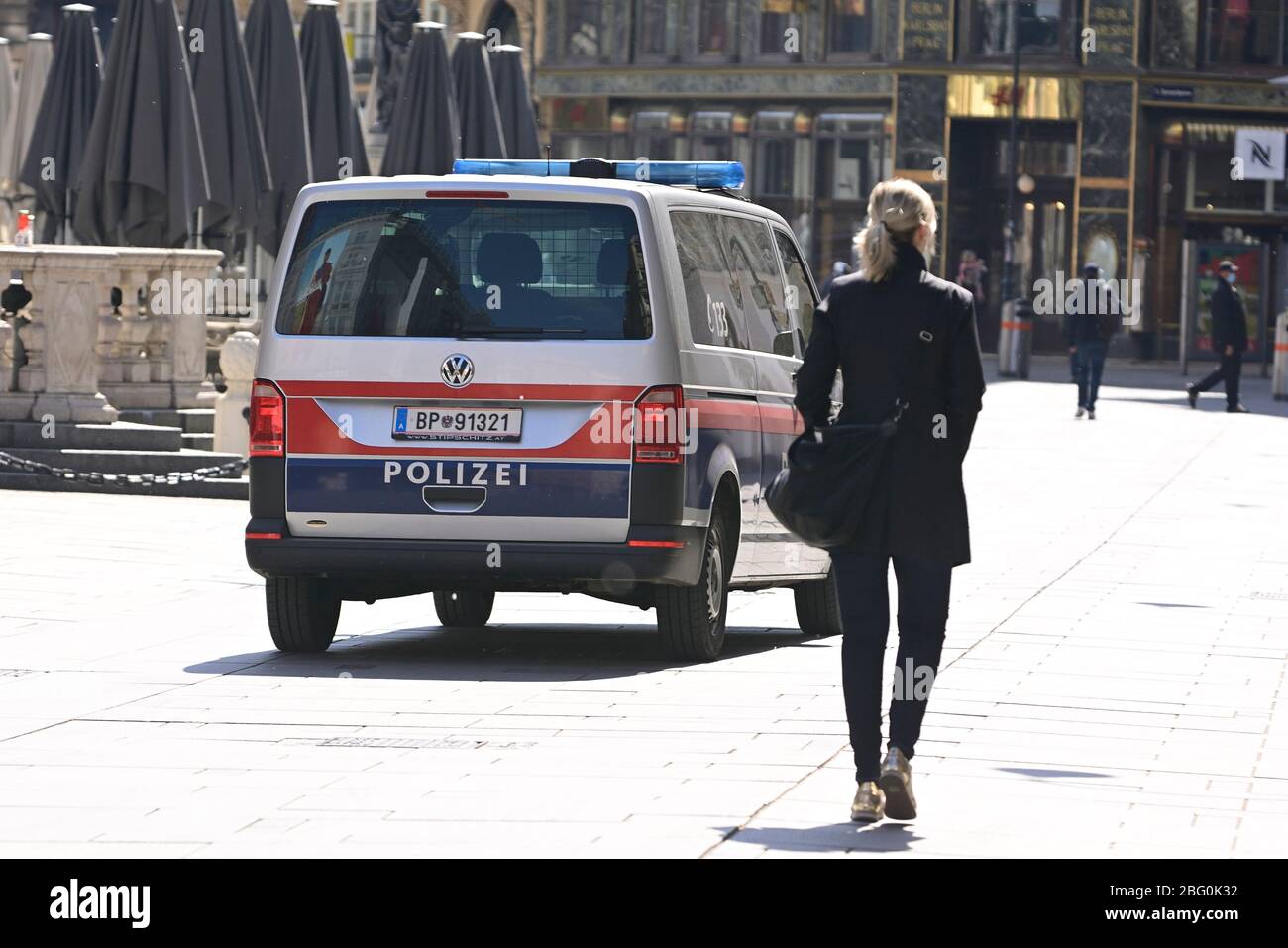 Vienna, Austria. 20 aprile 2020. Le restrizioni all'uscita in Austria sono state estese fino alla fine di aprile 2020. Una macchina della polizia attraversa la zona pedonale "am Graben". Credit: Franz PERC / Alamy Live News Foto Stock