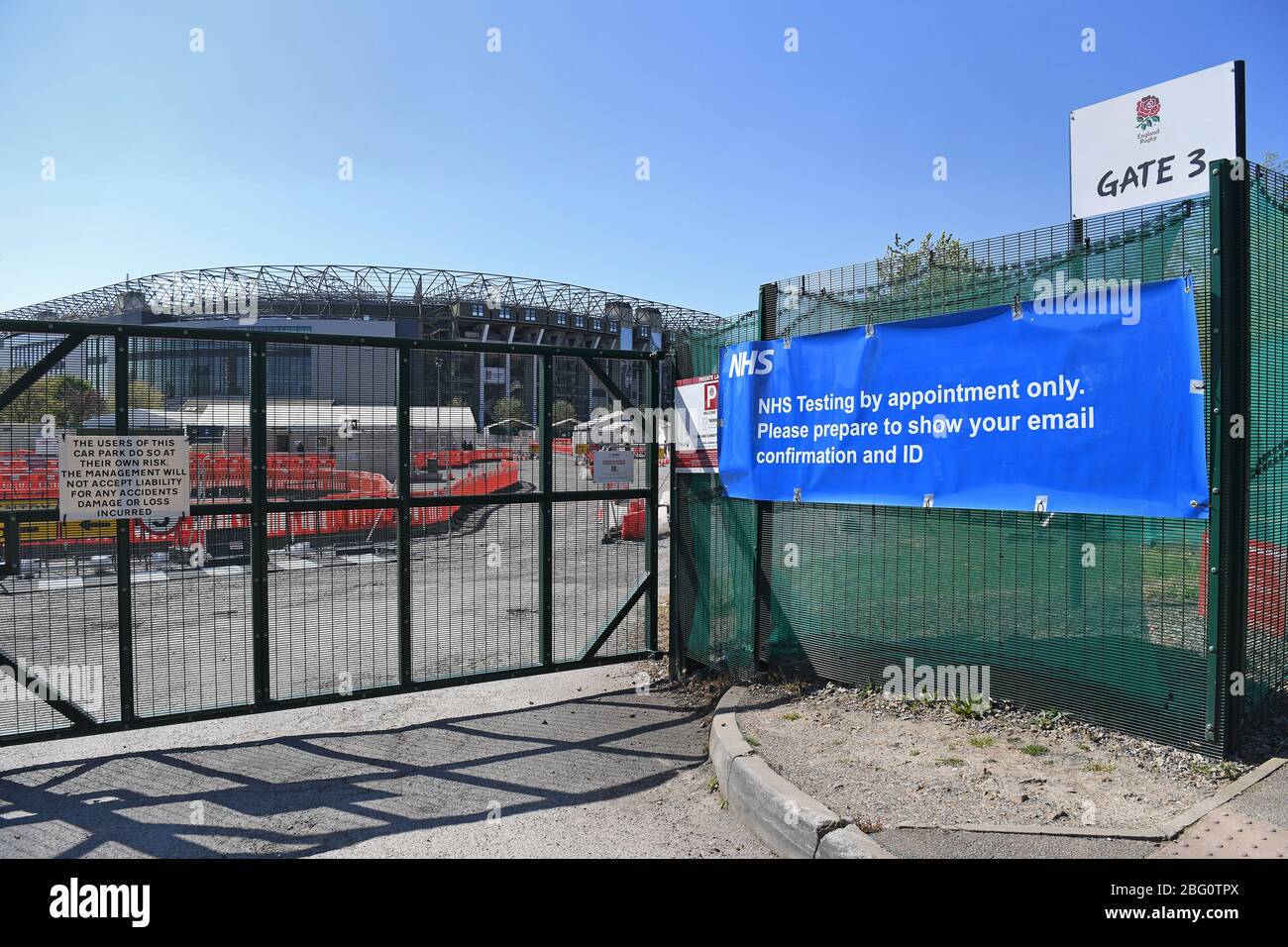Il lavoro continua presso un centro di test per il coronavirus che si aprirà allo stadio Twickenham, nel sud-ovest di Londra, come parte dell'unità del governo a livello britannico per aumentare i test per migliaia di altri operatori NHS e altri lavoratori chiave. Foto Stock