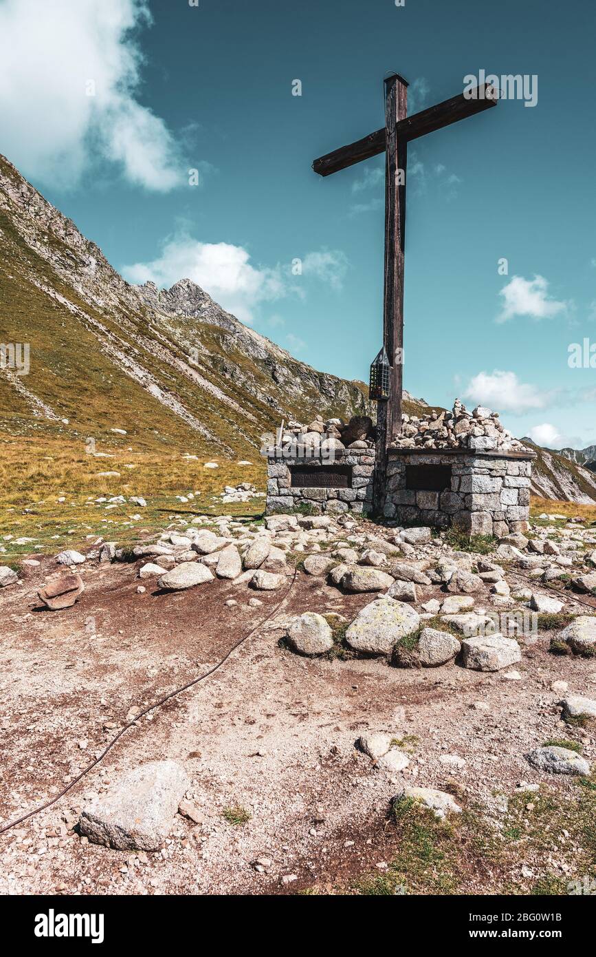 Un memoriale ai compagni caduti, Dolomiti d'Italia. Foto Stock