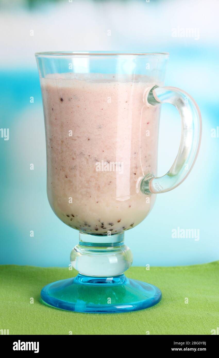 Cocktail alla crema su sfondo blu chiaro Foto Stock
