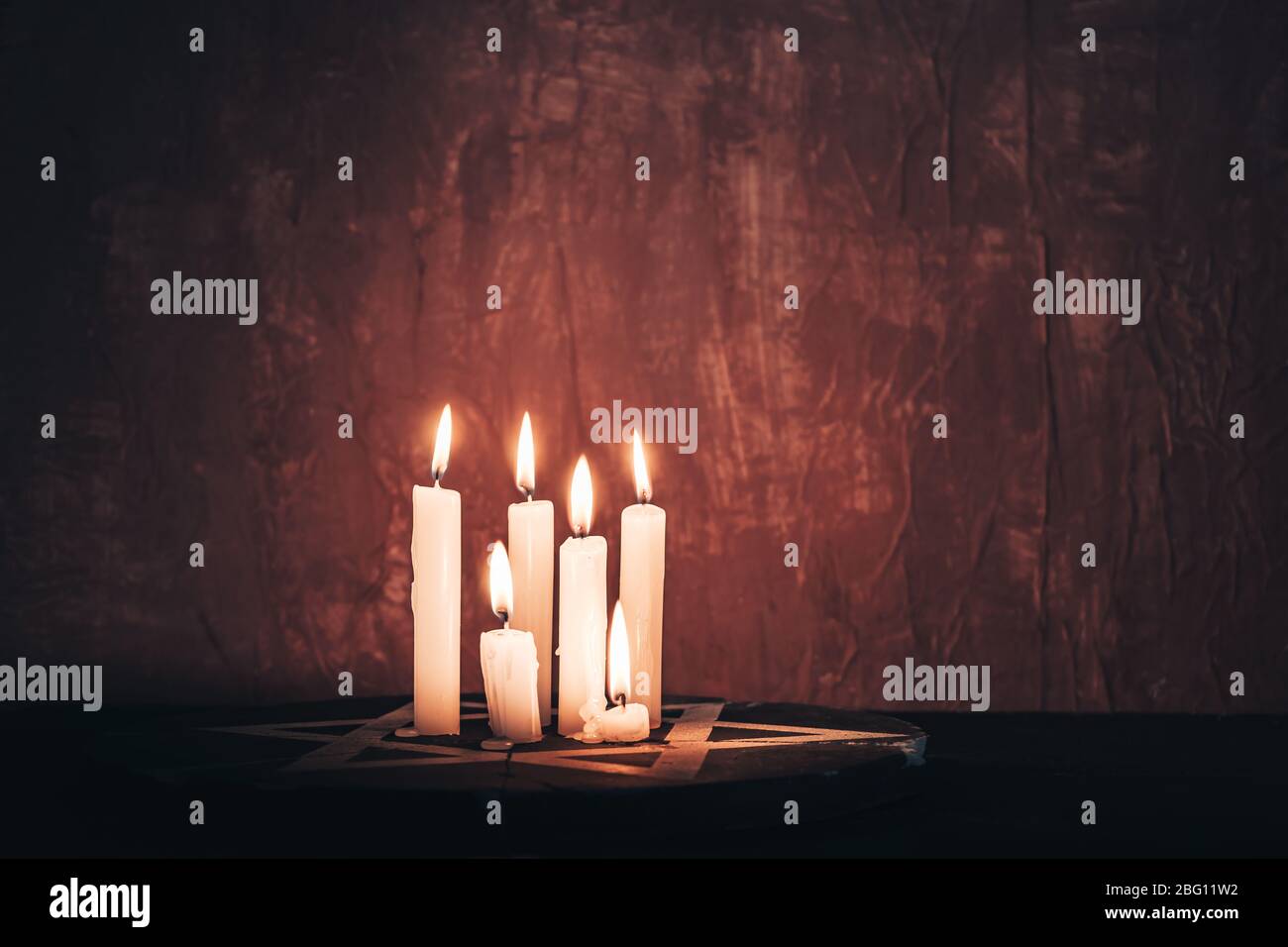 Sei candele accese e la Stella di Davide contro su un muro di sfondo rosso  Foto stock - Alamy