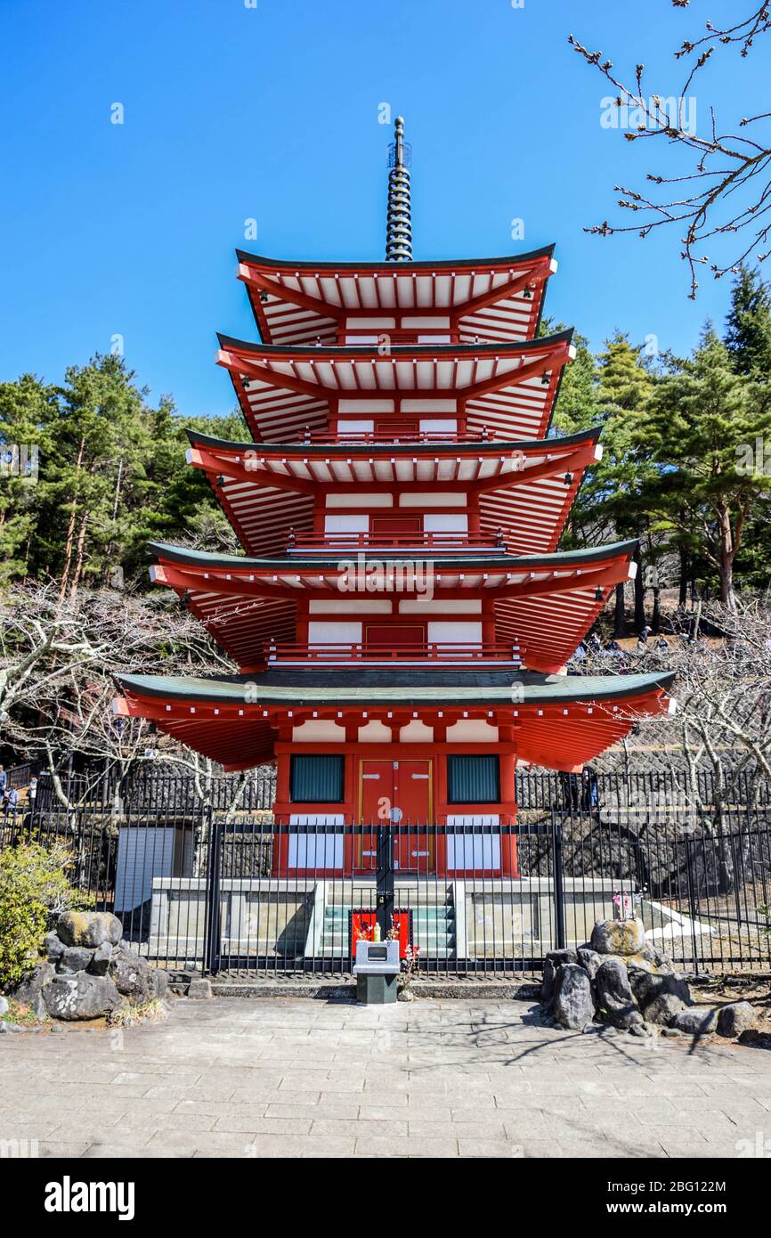 Pagoda di legno rosso vicino al monte Fuji, Giappone Foto Stock