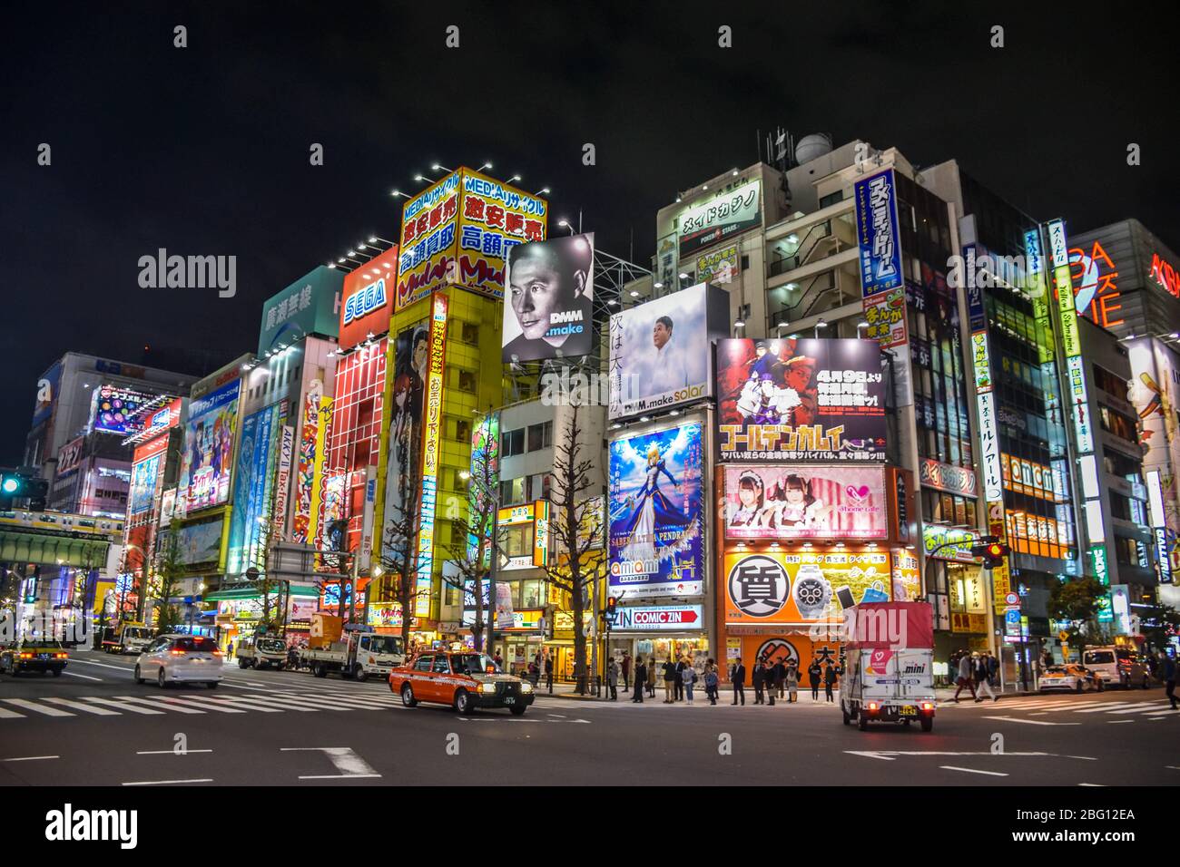 Akihabara Tokyo parte di notte con grandi cartelloni, Giappone Foto Stock