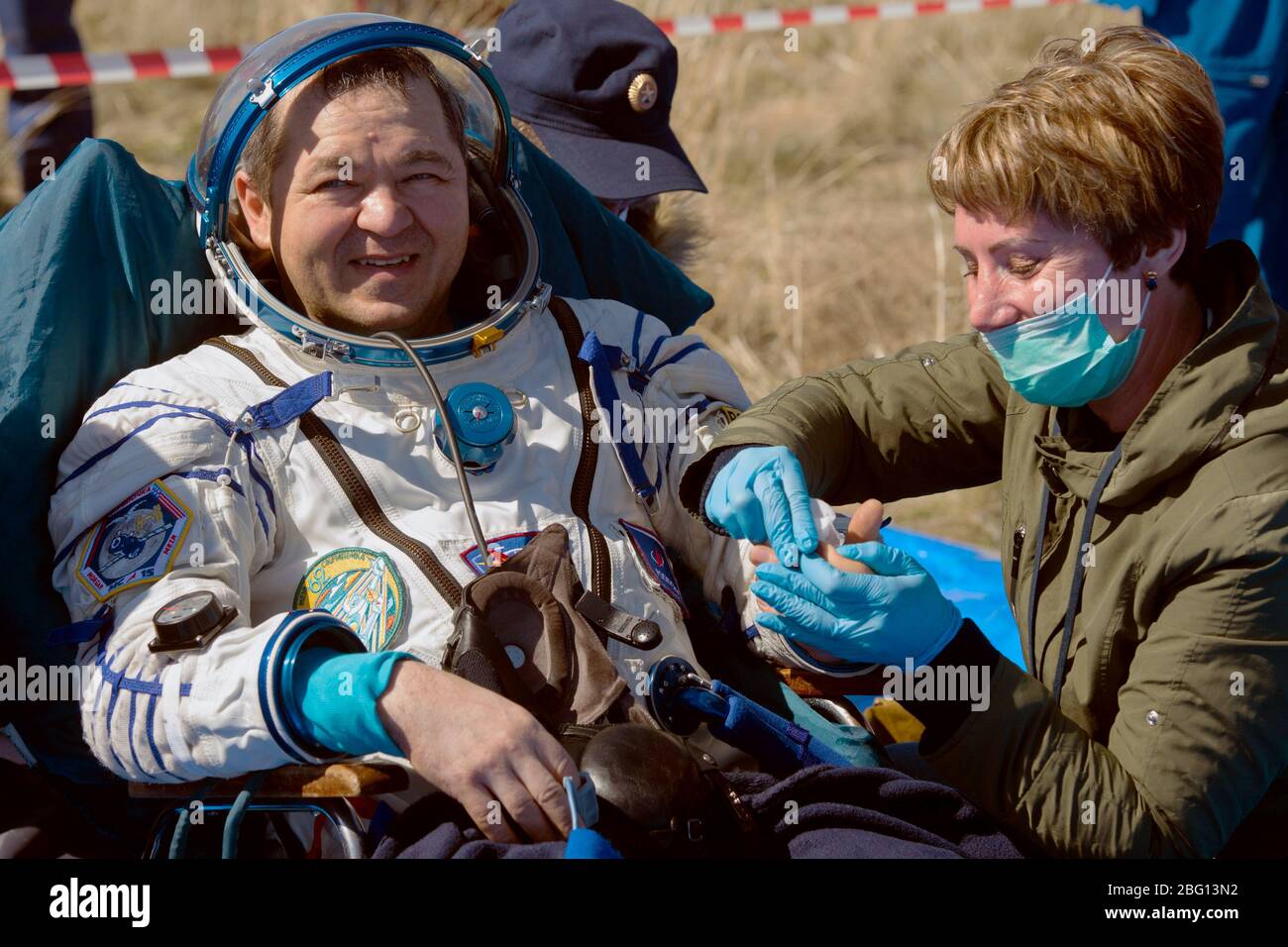ZHEZKAZGAN, KAZAKHSTAN - 17 aprile 2020 - spedizione 62 cosmonaut Oleg Skripochka è visto al di fuori della navicella spaziale Soyuz MS-15 dopo che è atterrato con la NASA Foto Stock