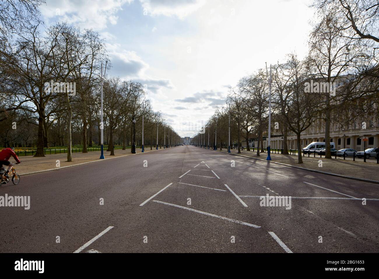 Strada deserta vuota del Mall con Buckingham Palace durante i viaggi limitati di Coronavirus COVID-19 Lockdown a Londra SW1, Inghilterra Foto Stock
