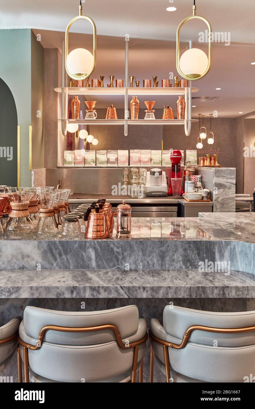 Posti a sedere in stile bar al banco. EL&N Café Selfridges, Londra, Regno Unito. Architetto: Holland Harvey Architects , 2018. Foto Stock