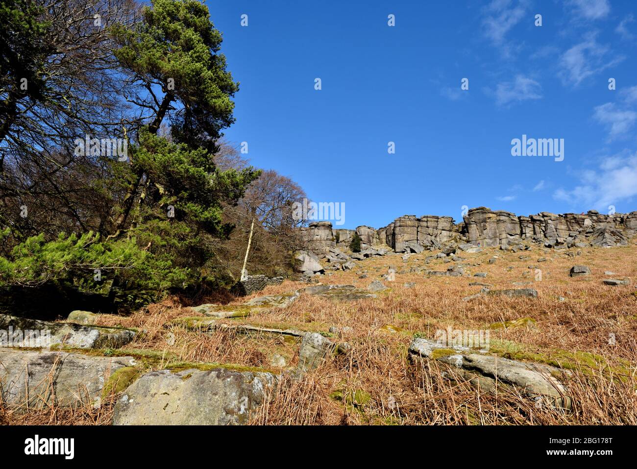 Stanage Edge, scarpata di pietra, Hathersage, Peak District National Park, Derbyshire, Inghilterra, Regno Unito Foto Stock