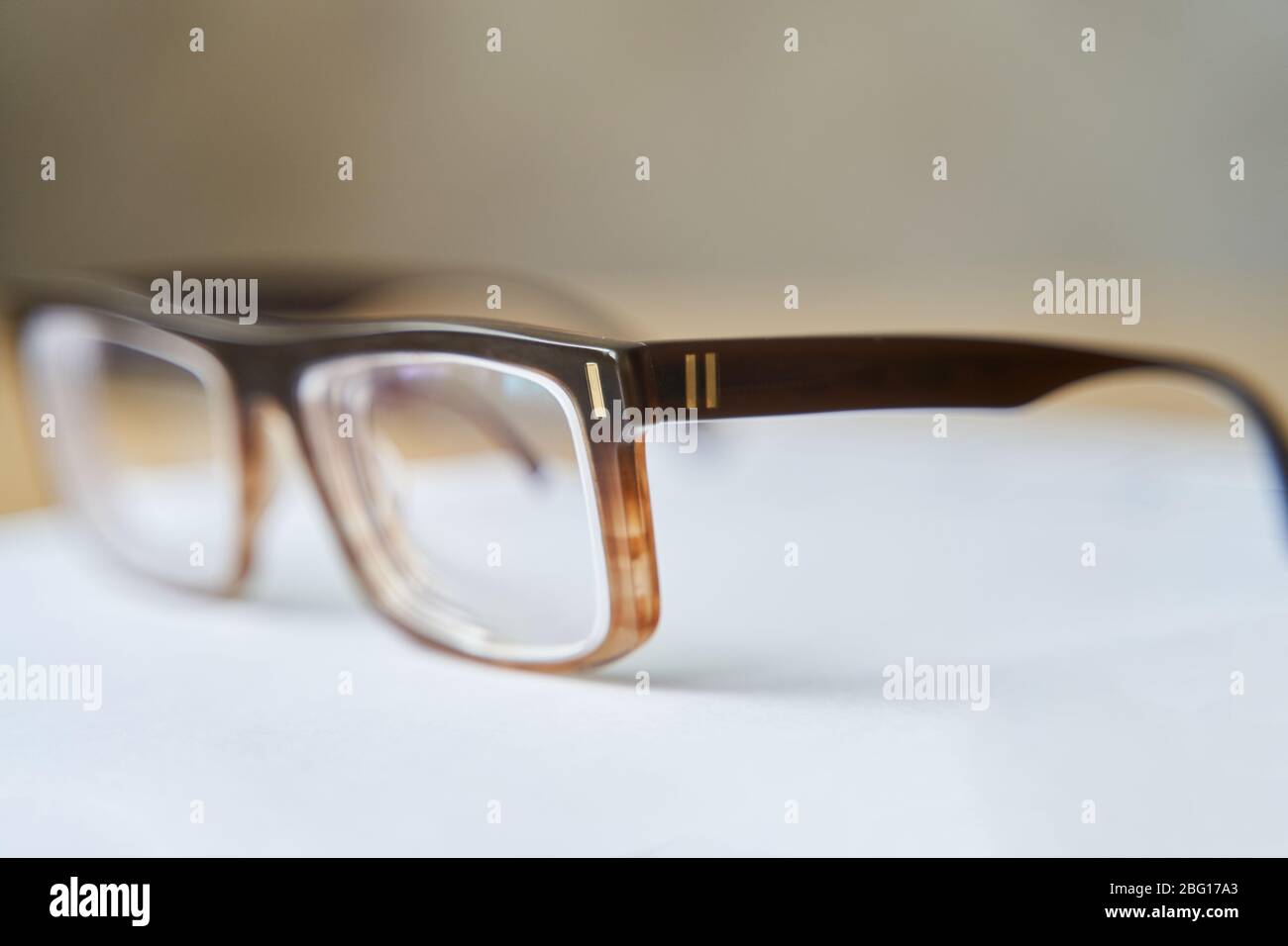 Elegante montatura per occhiali marrone. Occhiali per miopia Foto stock -  Alamy