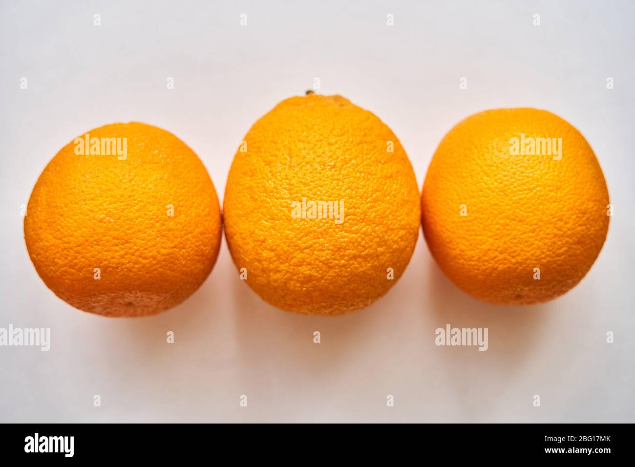 Un gruppo di arance su una tavola Foto Stock
