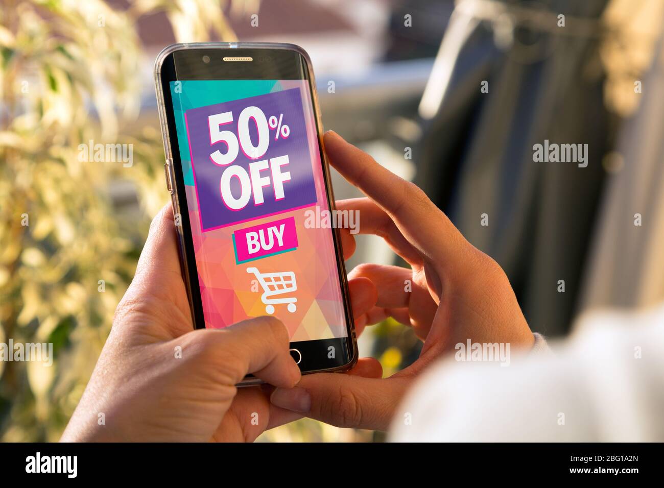 50% di sconto. Ragazza con uno smartphone con un 50% di sconto pubblicità  sullo schermo. Marketing, ecommerce, telefono cellulare pubblicità Foto  stock - Alamy