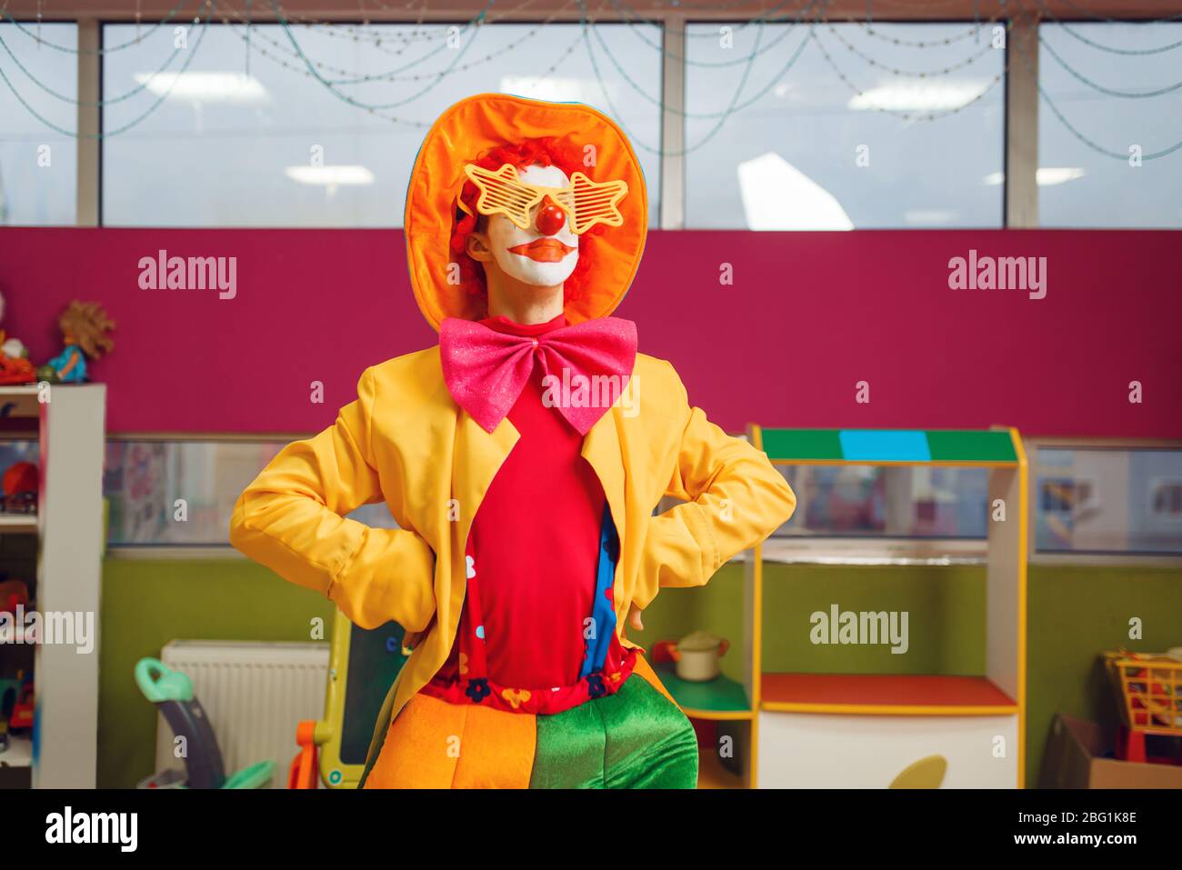 Clown divertente in occhiali da stella Foto Stock