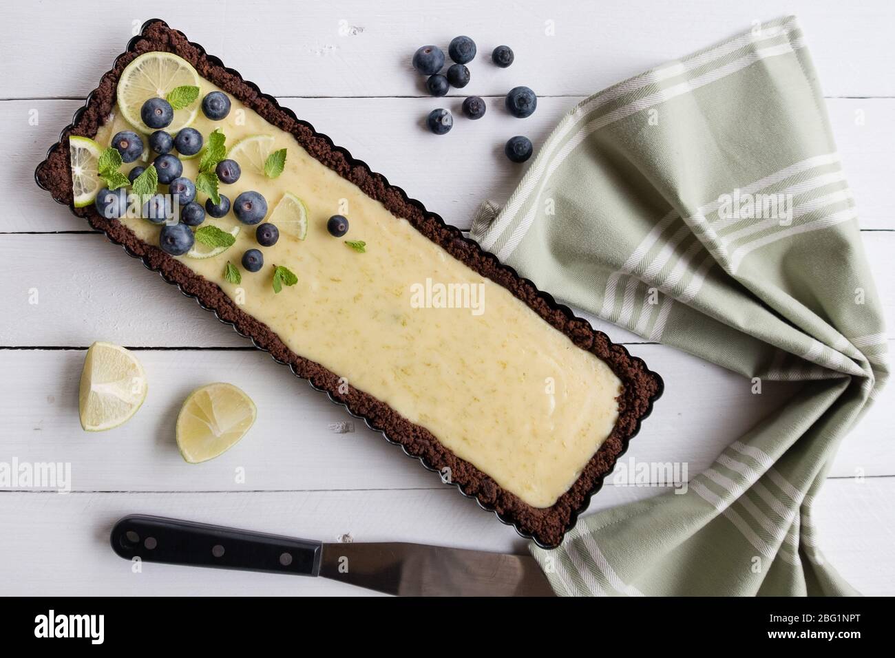 Torta di lime chiave rettangolare con decorazione di mirtillo Foto Stock