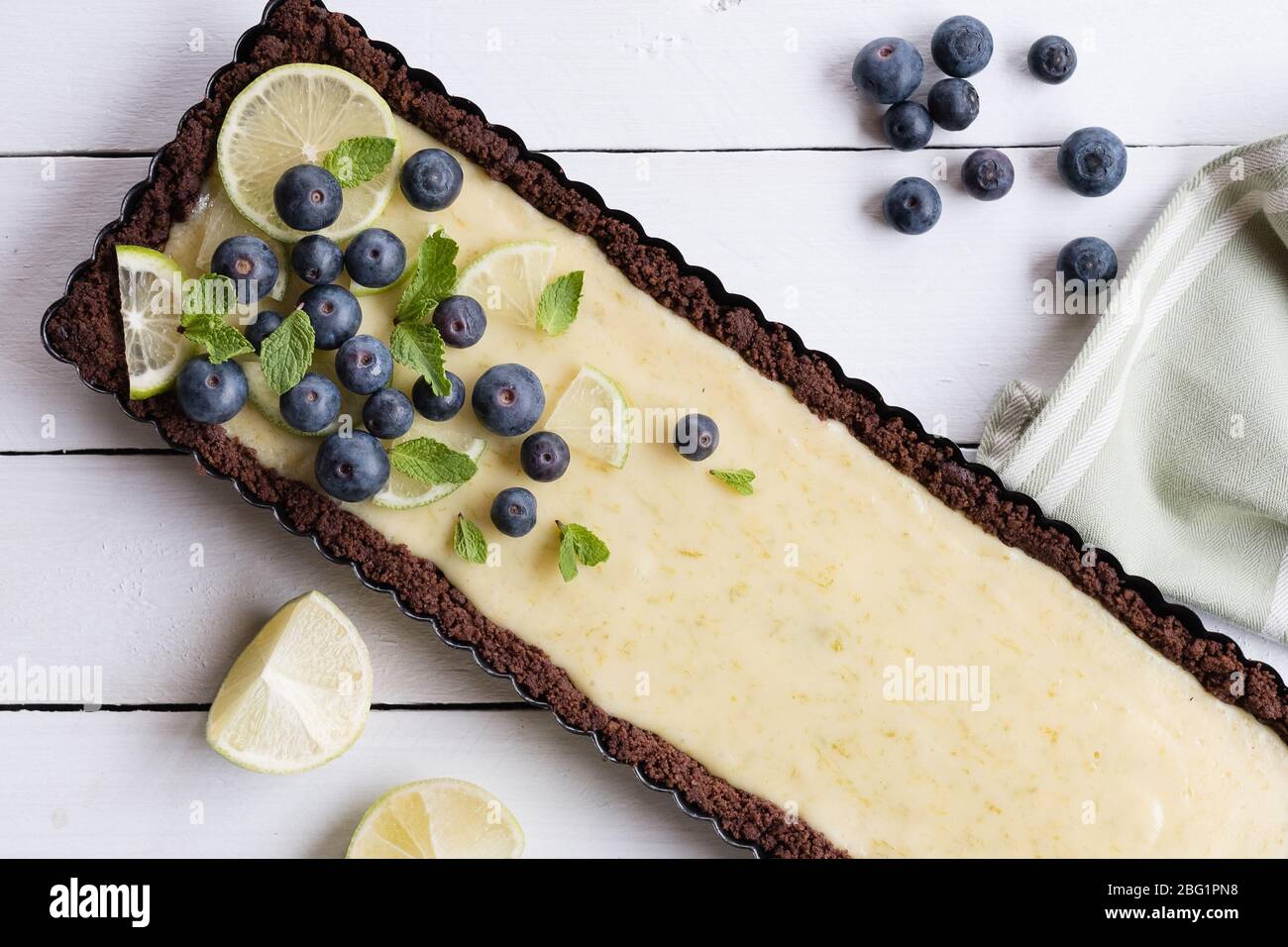 Decorazione di torta fantasia utilizzando frutta fresca Foto Stock