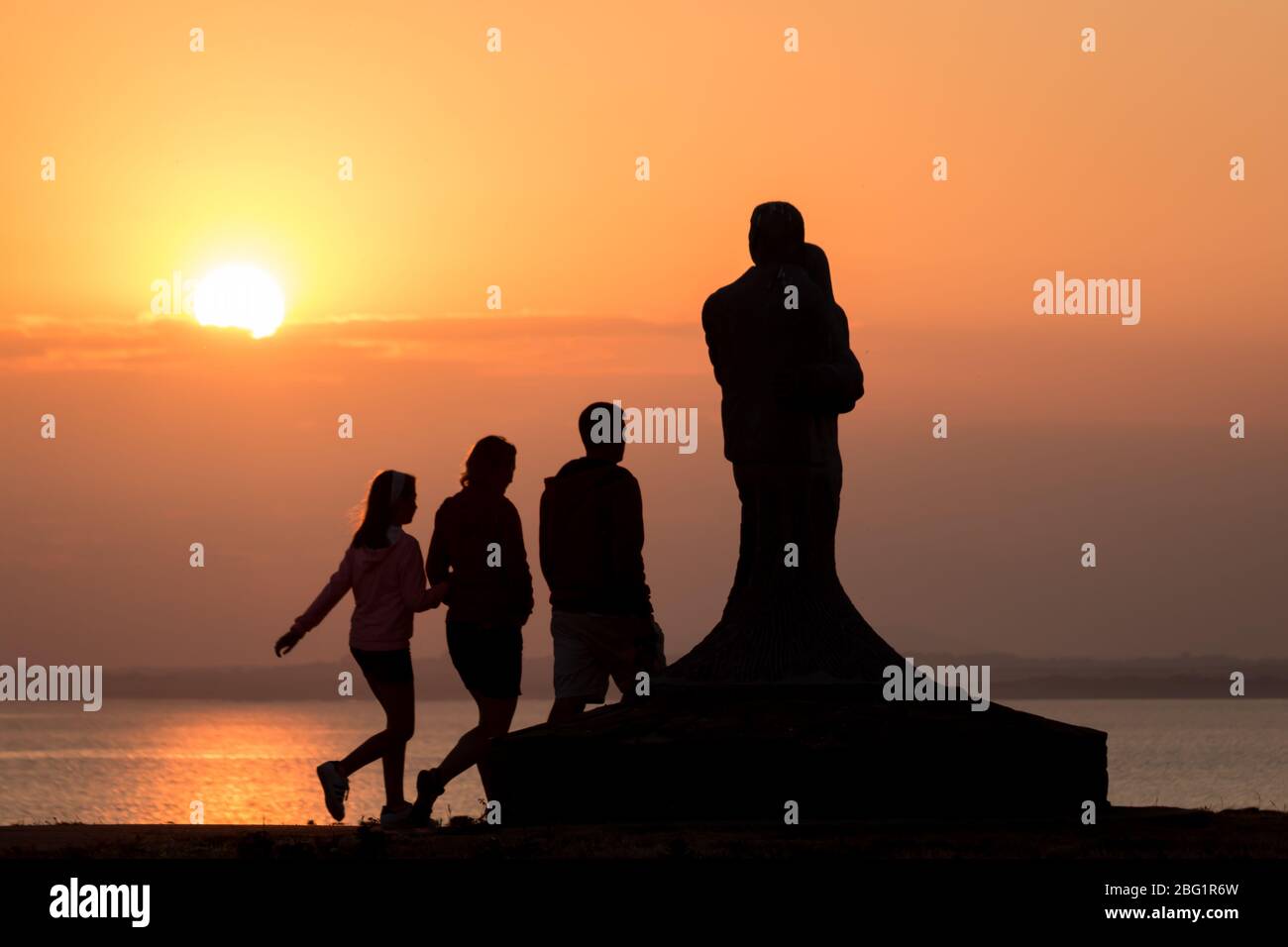 Tempo per la famiglia al tramonto e una splendida passeggiata costiera a Kilmore Quay Wexford Foto Stock
