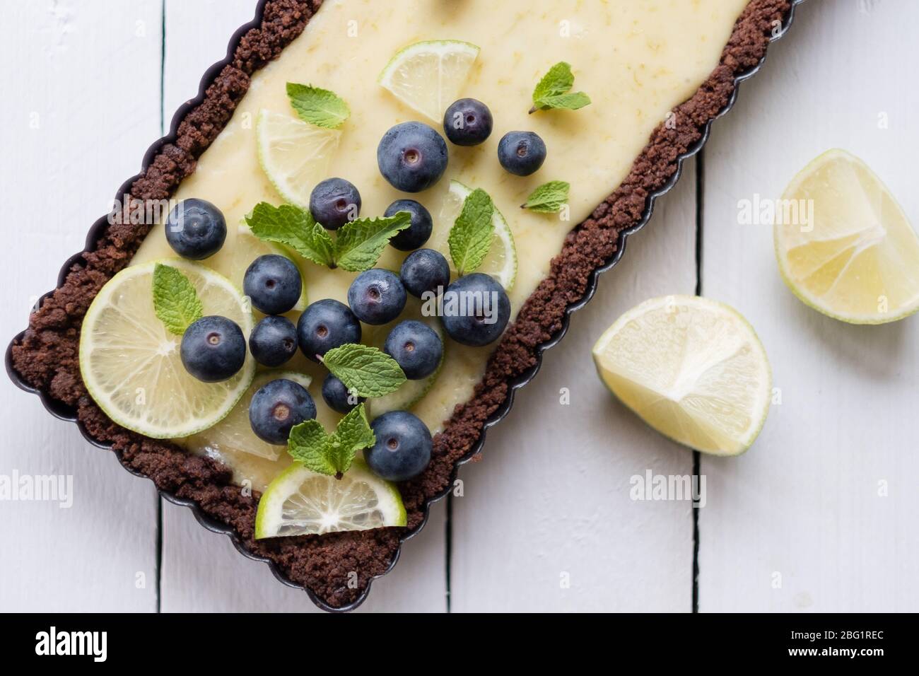 Primo piano di mirtilli su una torta di lime Foto Stock