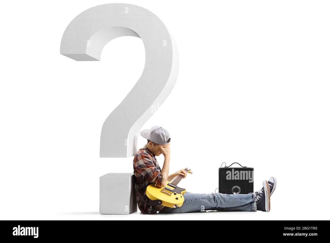 Triste giovane uomo seduto sul pavimento con una chitarra e appoggiato su un grande punto interrogativo isolato su sfondo bianco Foto Stock