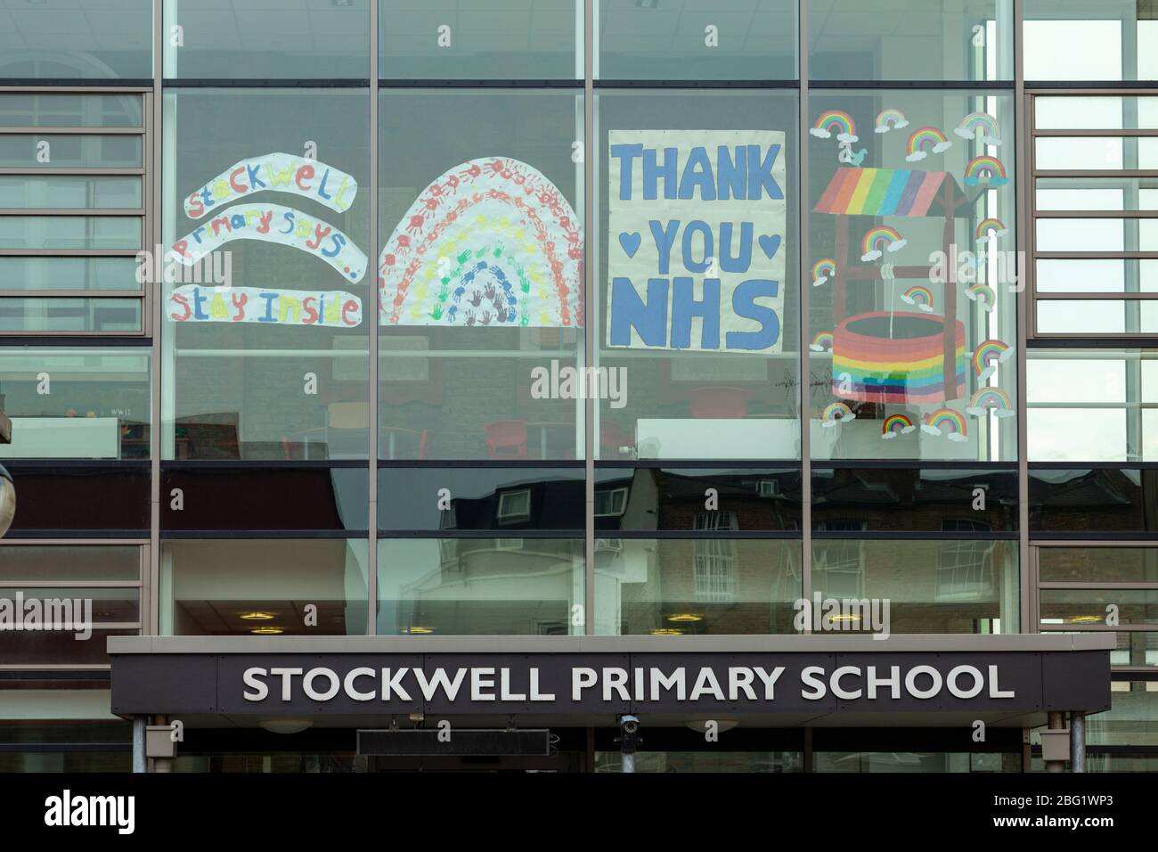 Segnali di supporto del NHS sulle finestre della Stockwell Primary School durante il blocco di Londra a causa della diffusione di Covid-19, 8 aprile 2020 Foto Stock