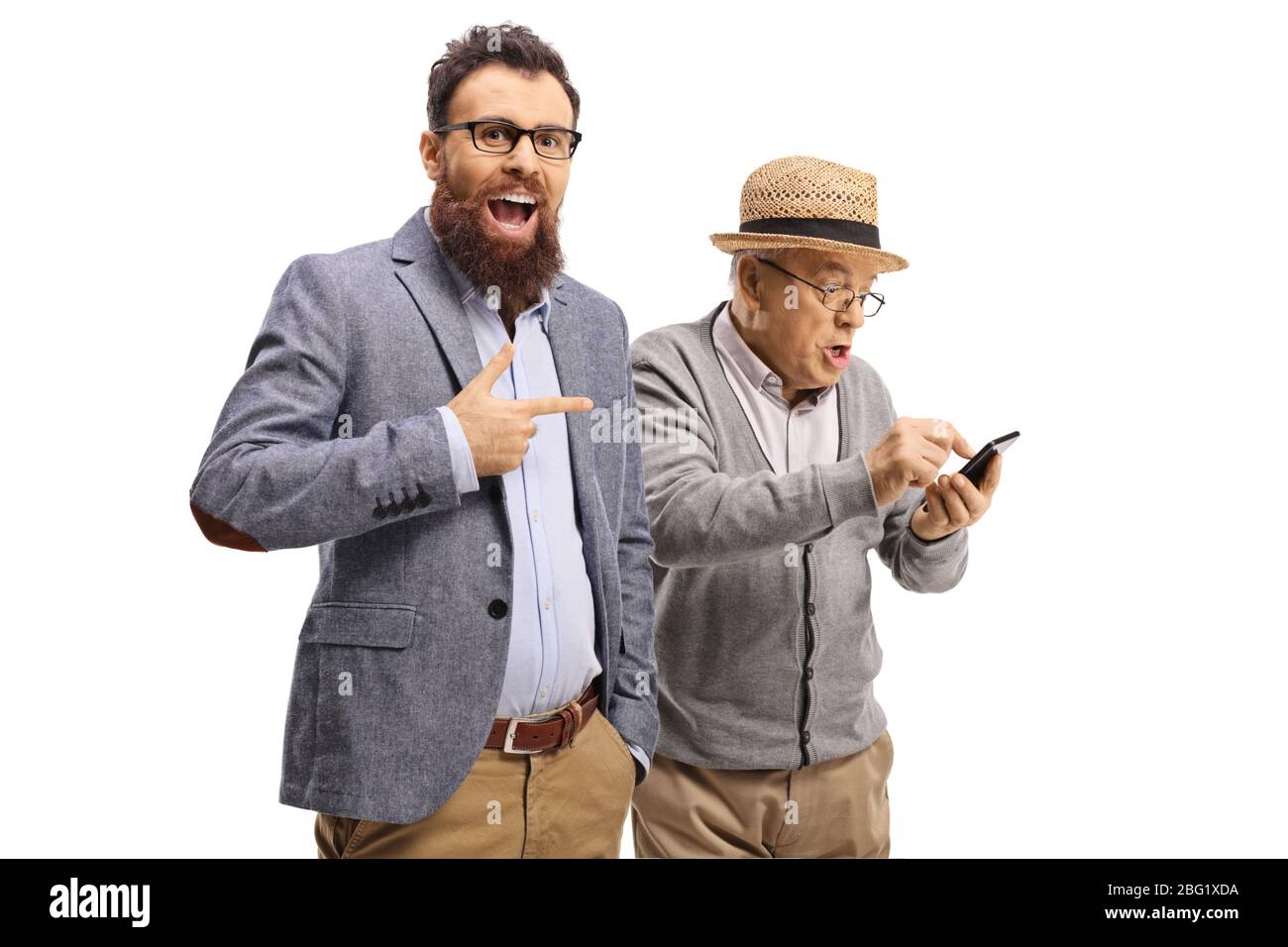Uomo bearded ridendo e indicando un uomo anziano usando un telefono cellulare isolato su sfondo bianco Foto Stock
