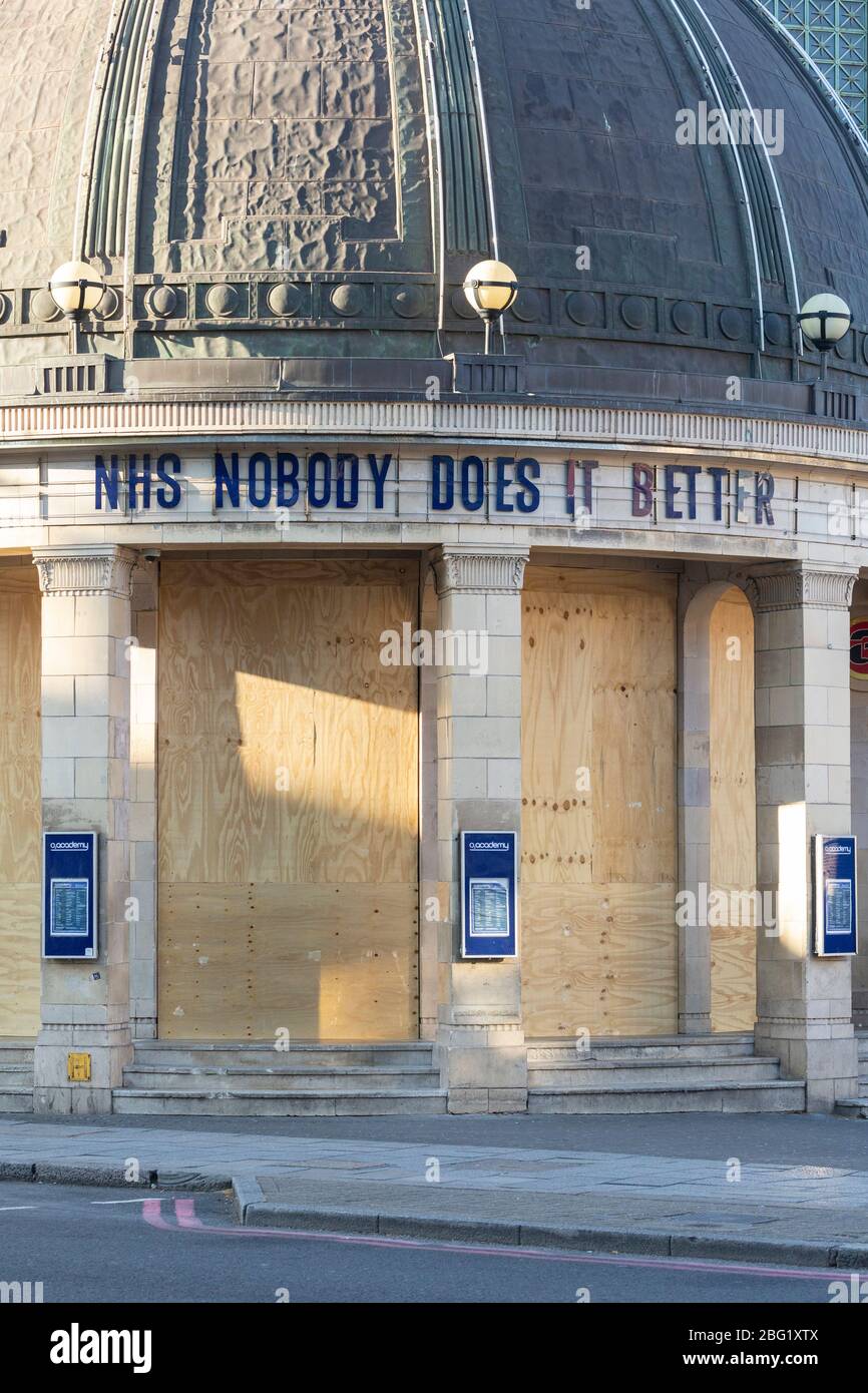 Un'accasata Brixton Academy con un messaggio sull'esterno che sostiene l'NHS, durante il blocco di Londra dovuto la diffusione di Covid-19, 1 aprile 2020 Foto Stock