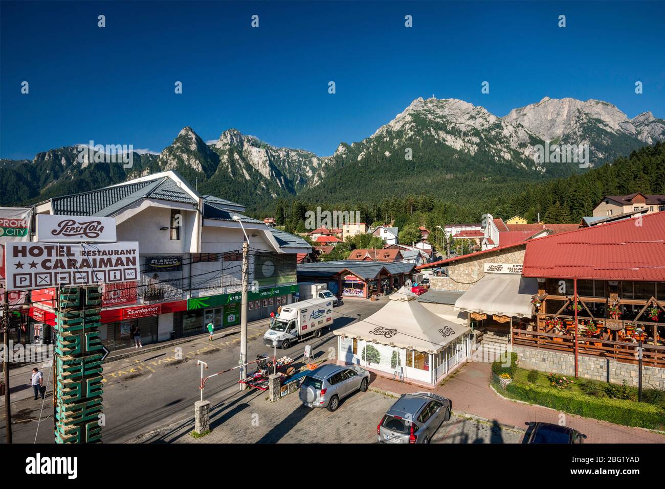 Bulevardul Libertatii a Busteni, Bucegi Montagne con Caraiman picco a destra, Carpazi del Sud (Alpi Transilvaniane), Romania Foto Stock