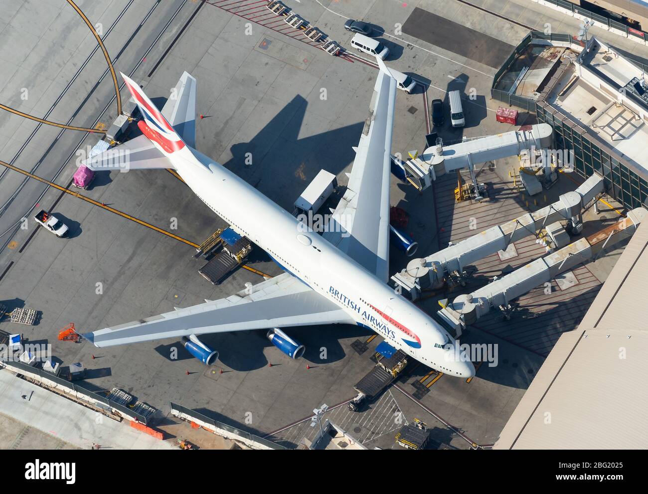 British Airways Boeing 747 parcheggiato all'aeroporto internazionale di Los Angeles. Tre ponti a getto per un processo di imbarco efficiente. B747 aeromobili 747-400. Foto Stock