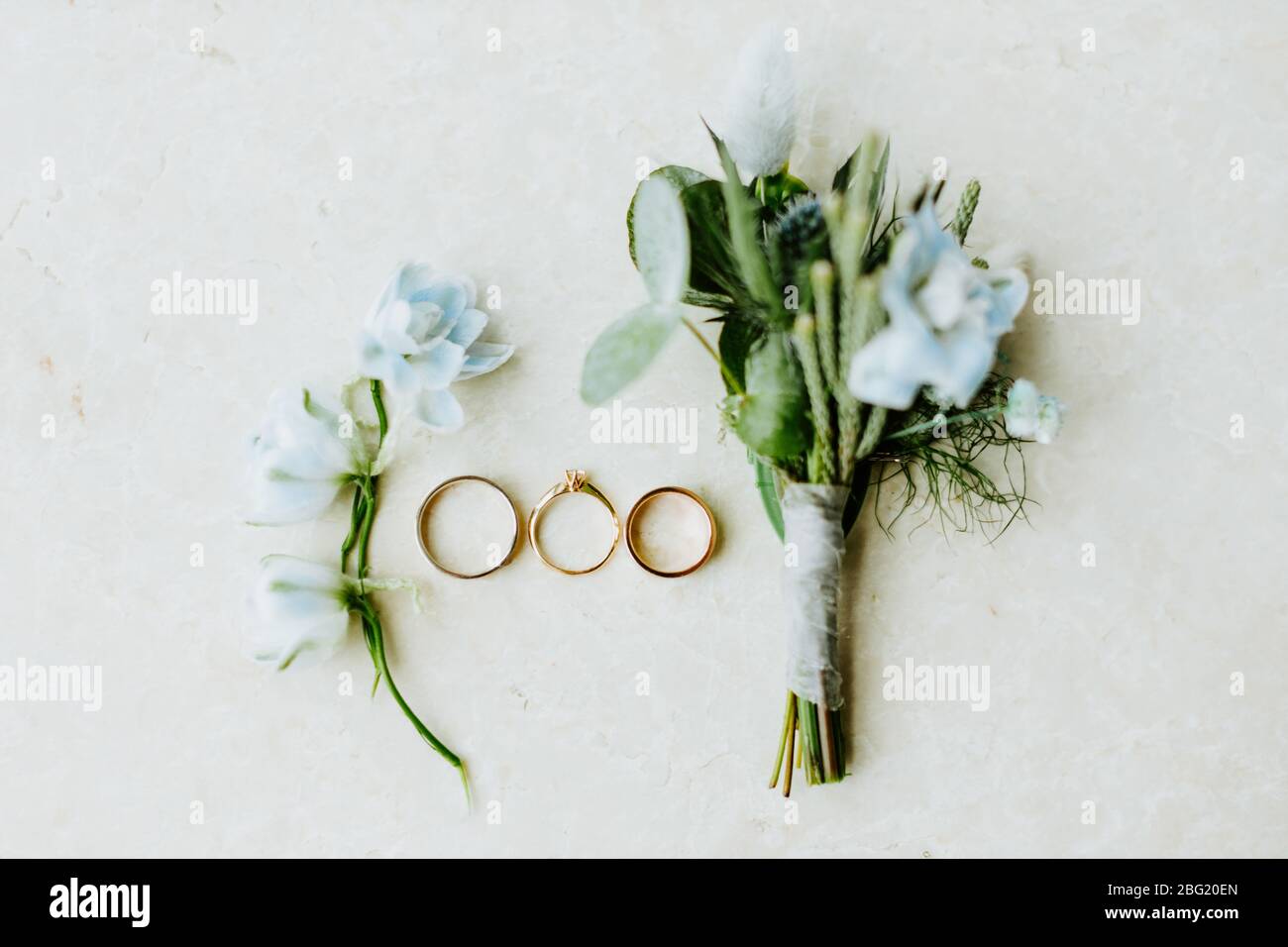 anello di nozze e fiori sono piatti. Accessori nuziali. Foto Stock