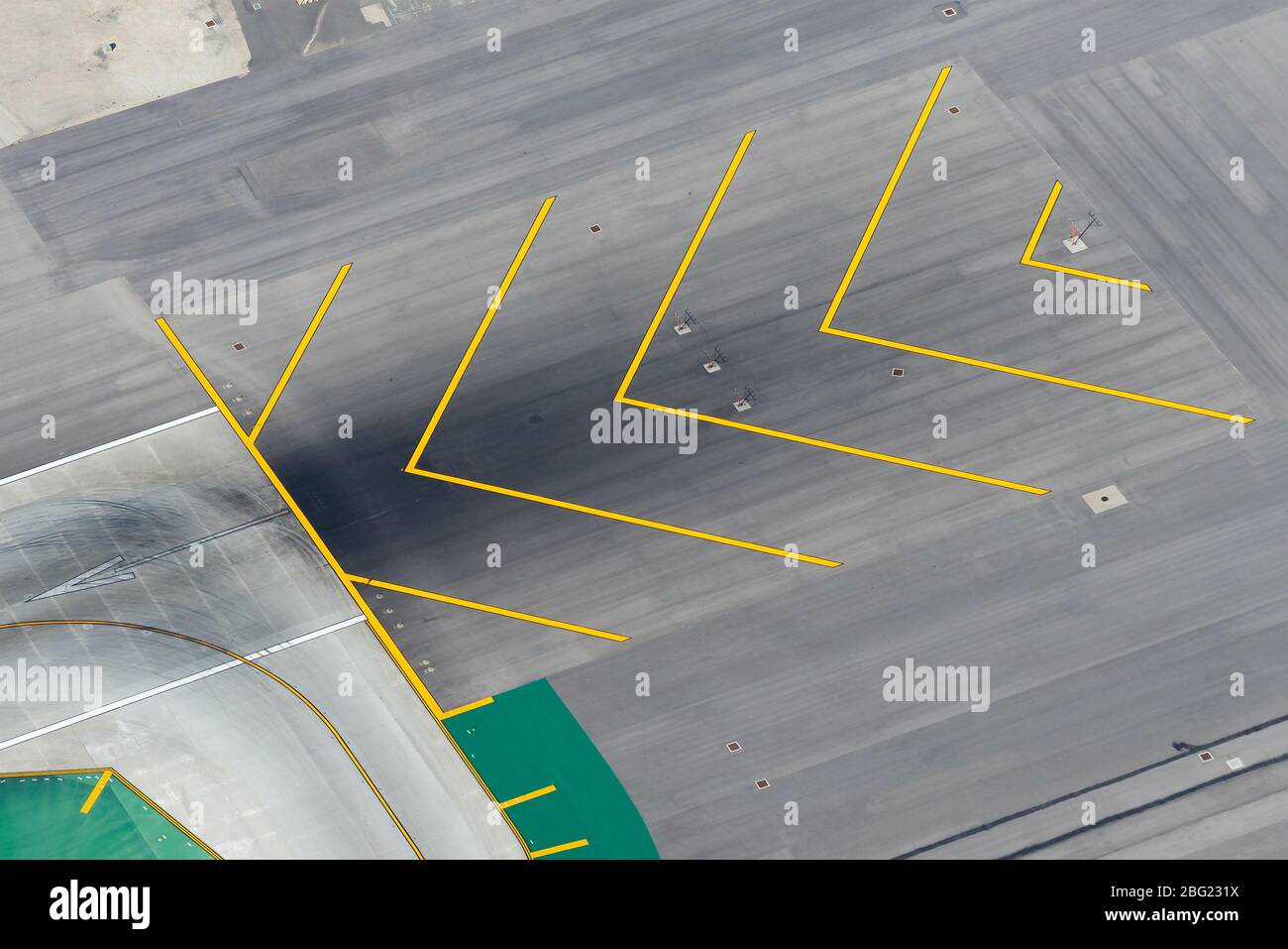 Pista di corsa giallo chevron utilizzato come piazzole di esplosione in un aeroporto internazionale. Vista aerea della grande pista di sosta con frecce gialle che indicano la direzione. Foto Stock