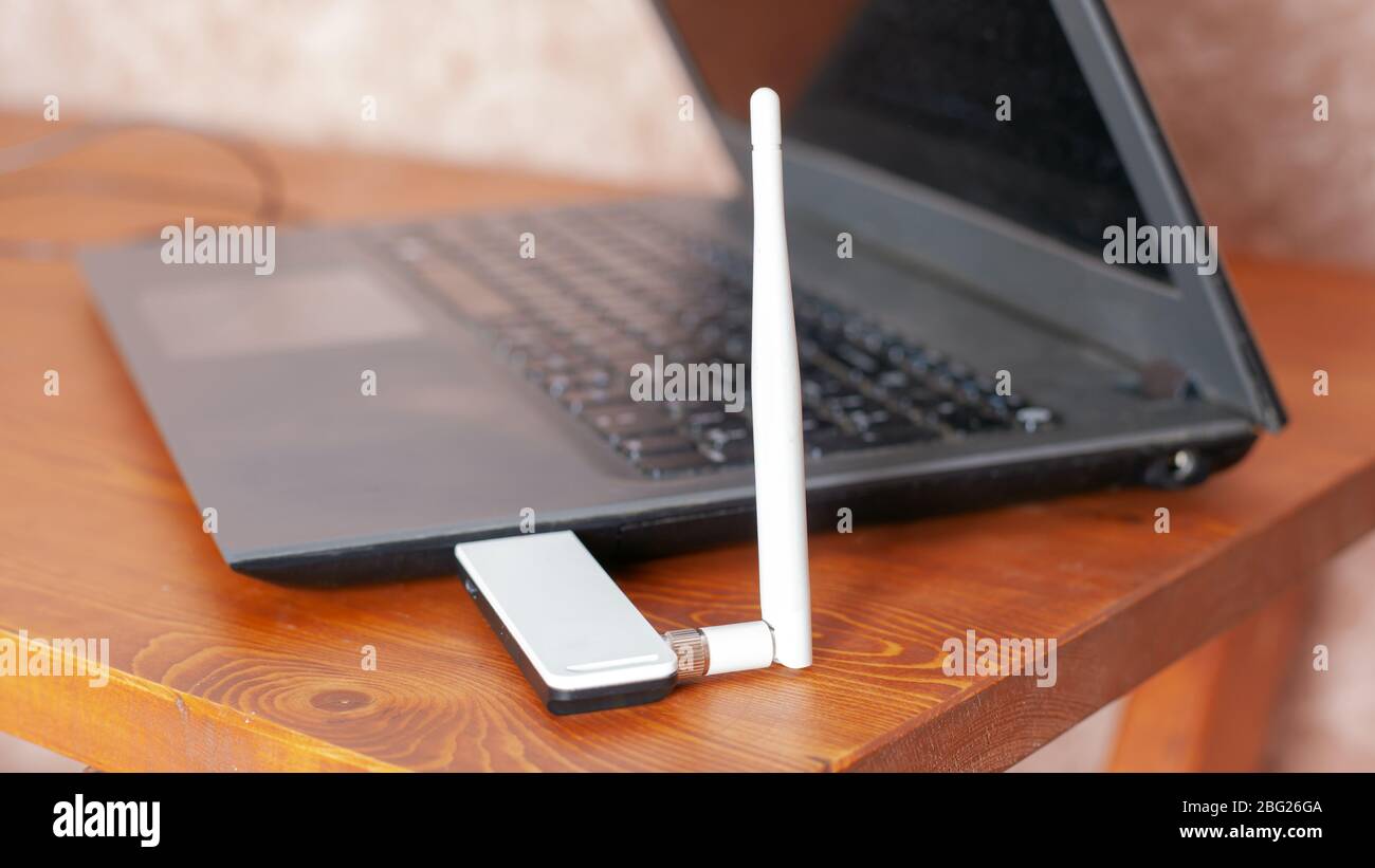 router wifi per amplificazione del segnale, laptop con antenna per internet ad alta velocità. Foto Stock