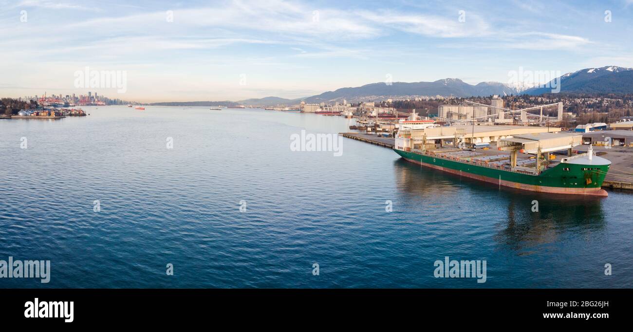 Fuco aereo di un cantiere industriale e di un porto di carico con navi da carico a Vancouver, BC, Canada. Foto Stock