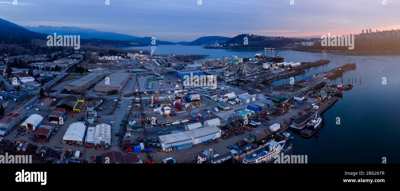 Drone aereo di un cantiere industriale e di un porto di carico di navi a Vancouver, BC, Canada. Foto Stock