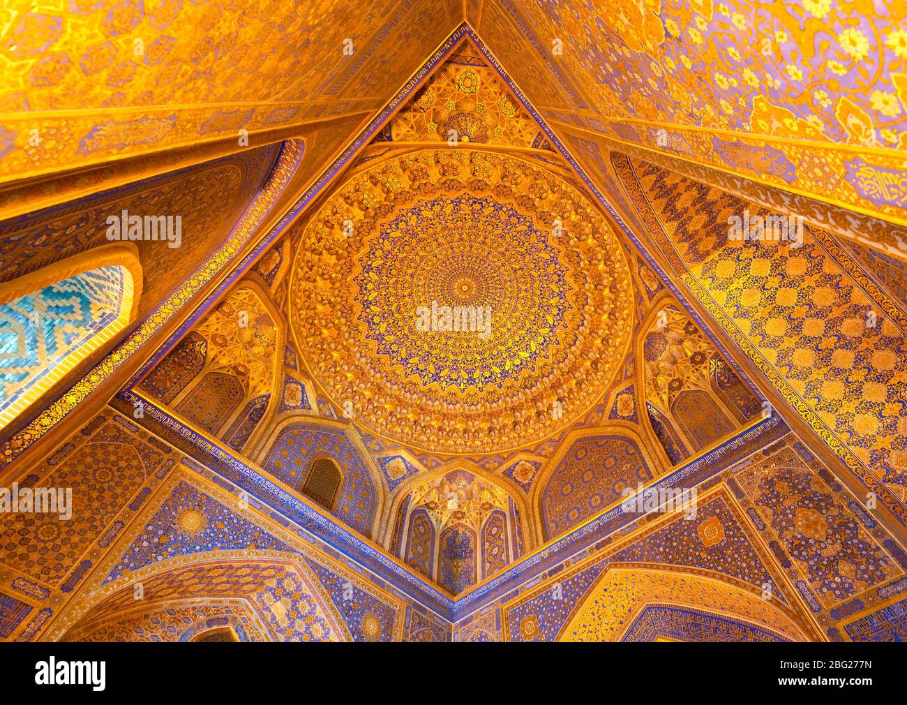 Interno di Tilya Kori Madrasah e Moschea in Piazza Registan a Samarkand, Uzbekistan. Decorazione geometrica dell'oro applicata con il metodo del kyndal Foto Stock