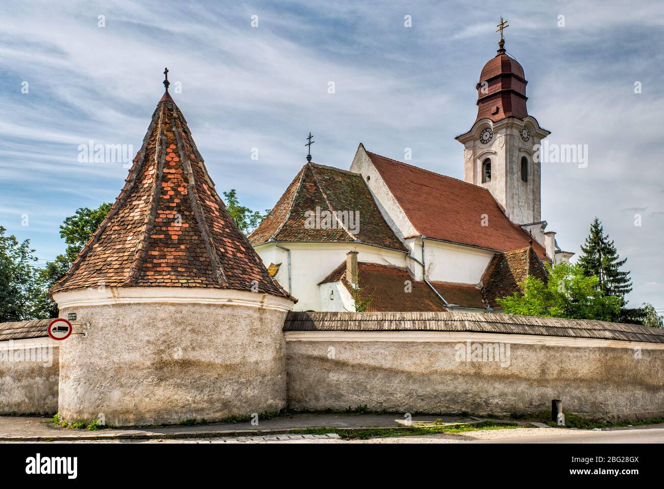 Chiesa armena cattolica, circondata da mura difensive, torre, stile barocco, a Gheorgheni, Terra di Szekely, Contea di Harghita, Transilvania, Romania Foto Stock