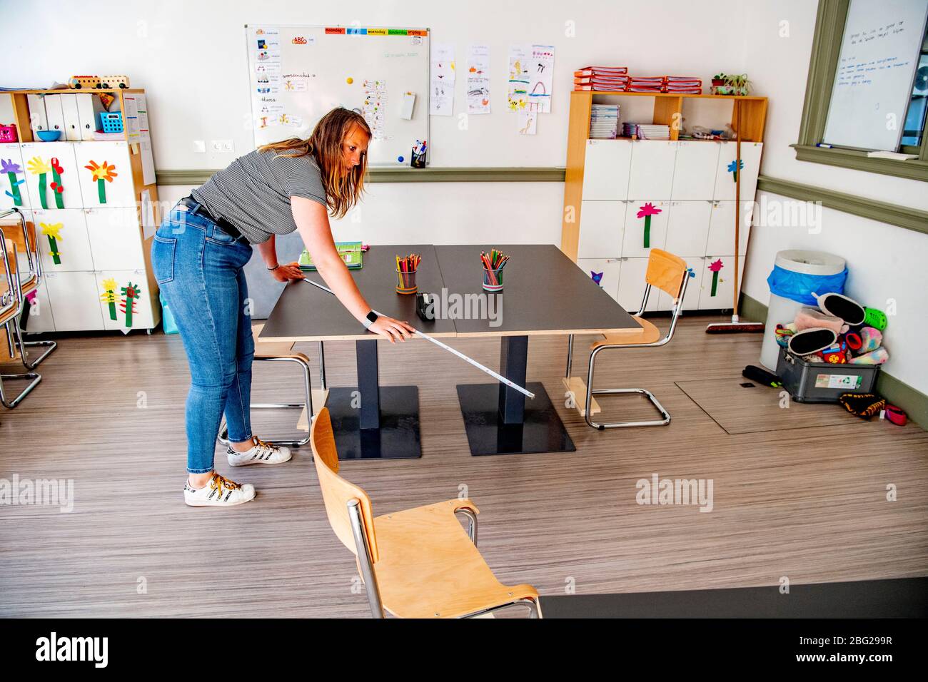 Rotterdam, Paesi Bassi. 20 aprile 2020. L'insegnante Lotte allestì i suoi tavoli e sedie in aula a 1.5 metri tra in preparazione per quando le scuole apriranno di nuovo.la separazione è impostata per garantire che gli studenti non prendano il Coronavirus Covid-19. Credit: SOPA Images Limited/Alamy Live News Foto Stock