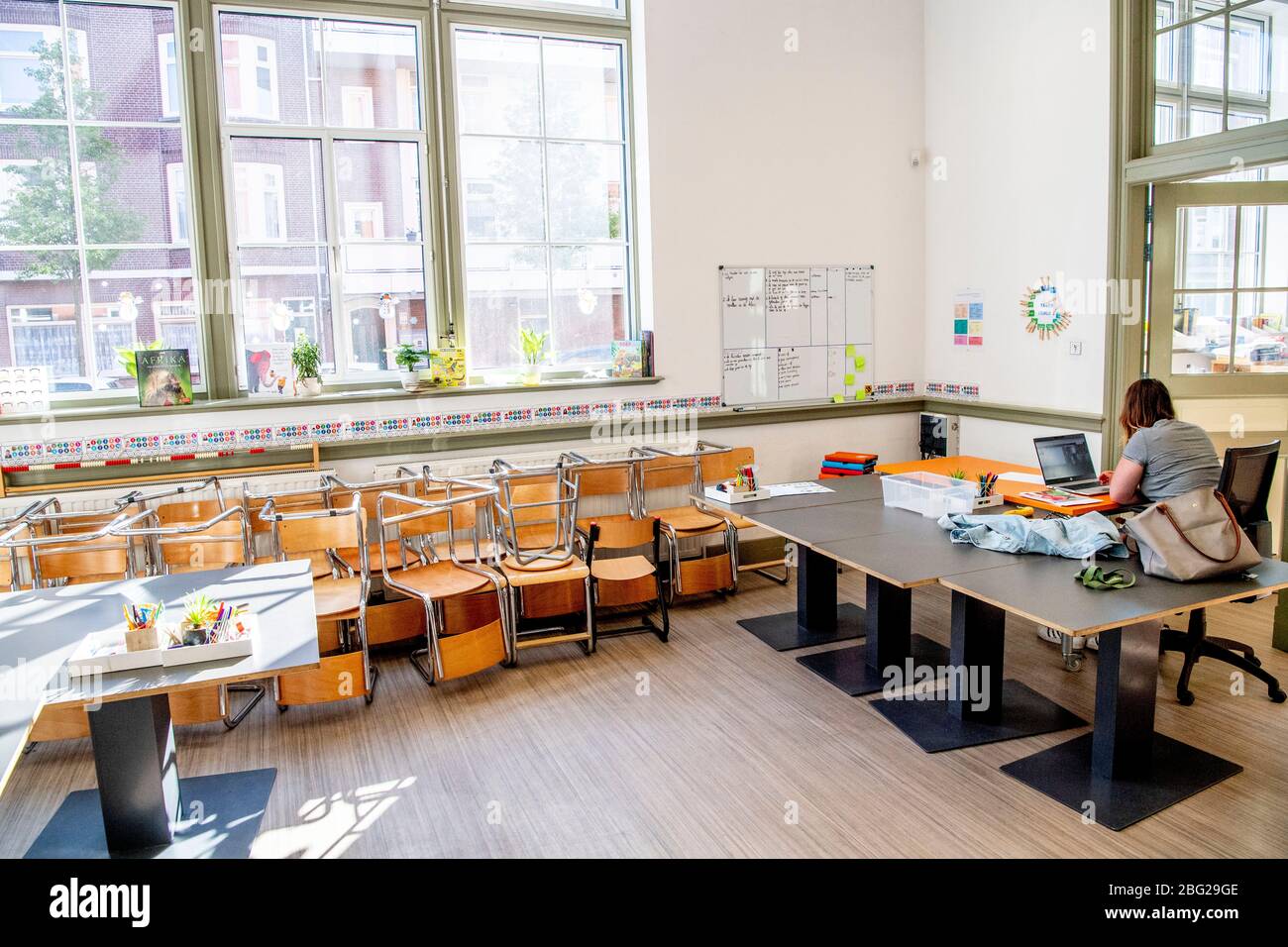 Rotterdam, Paesi Bassi. 20 aprile 2020. L'insegnante Lotte allestì i suoi tavoli e sedie in aula a 1.5 metri tra in preparazione per quando le scuole apriranno di nuovo.la separazione è impostata per garantire che gli studenti non prendano il Coronavirus Covid-19. Credit: SOPA Images Limited/Alamy Live News Foto Stock
