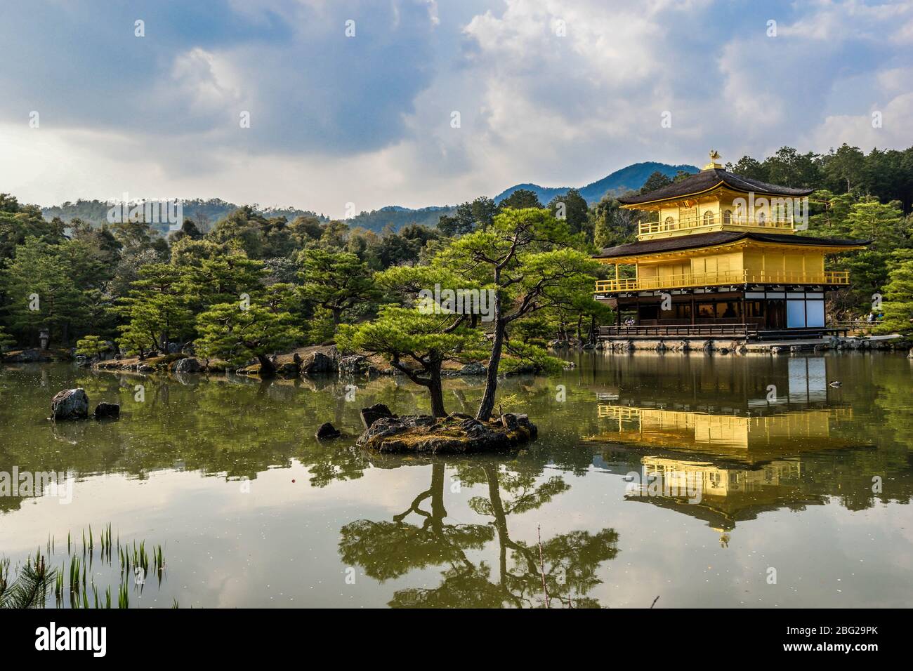 Maestoso padiglione dorato giapponese a Kyoto in Giappone Foto Stock