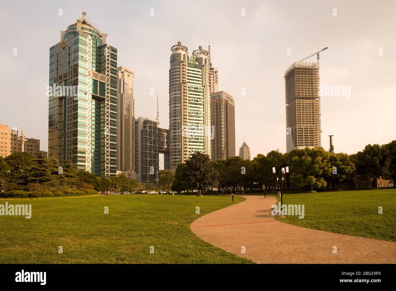 Shanghai, Cina - Skyline di moderni uffici nel quartiere finanziario di Lujiazui da Central Greenfield a Pudong. Foto Stock