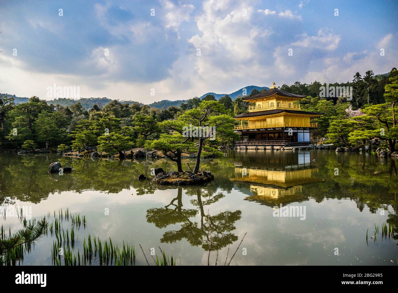 Bellissimo padiglione d'oro a Kyoto in Giappone Foto Stock