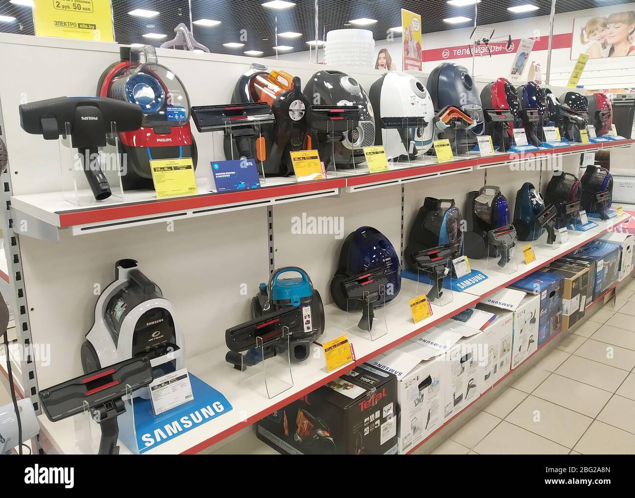 Bobruisk Bielorussia 19.09.2019: Vendita di aspirapolvere moderni in un  negozio di elettrodomestici Foto stock - Alamy