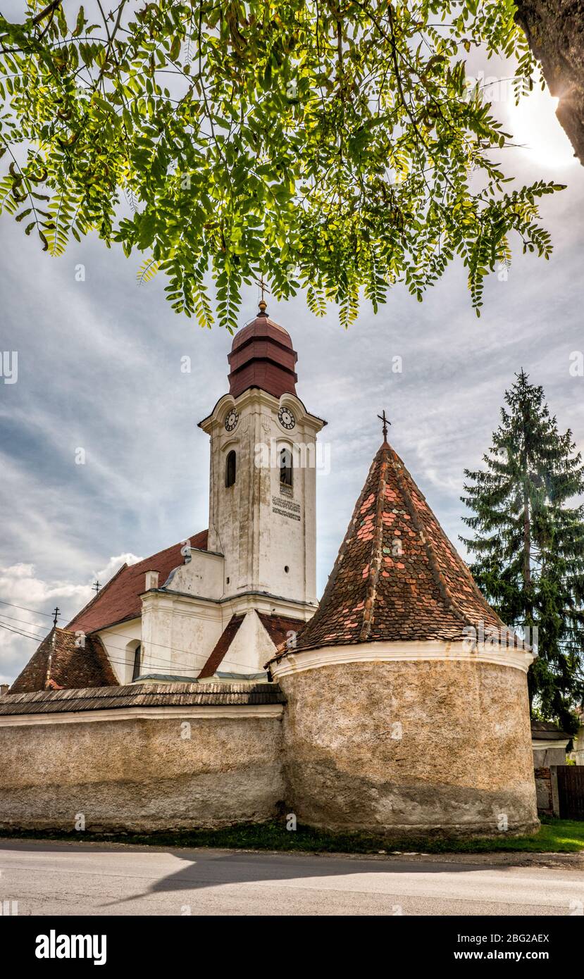 Chiesa armena cattolica, circondata da mura difensive, torre, stile barocco, a Gheorgheni, Terra di Szekely, Transilvania, Romania Foto Stock