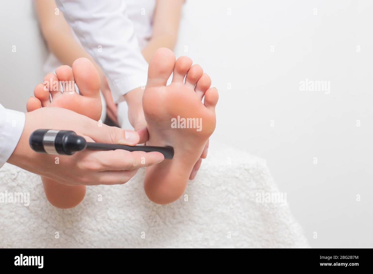 Controllo del riflesso plantare per malattie del neurone motore superiore. Trattamento di malattie neurologiche, spazio di copia Foto Stock