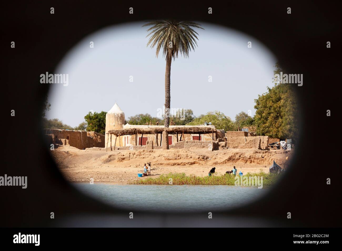 Una moschea del villaggio sulle rive del fiume Senegal visto a bordo della barca del fiume Bou el Moggad antico. Foto Stock