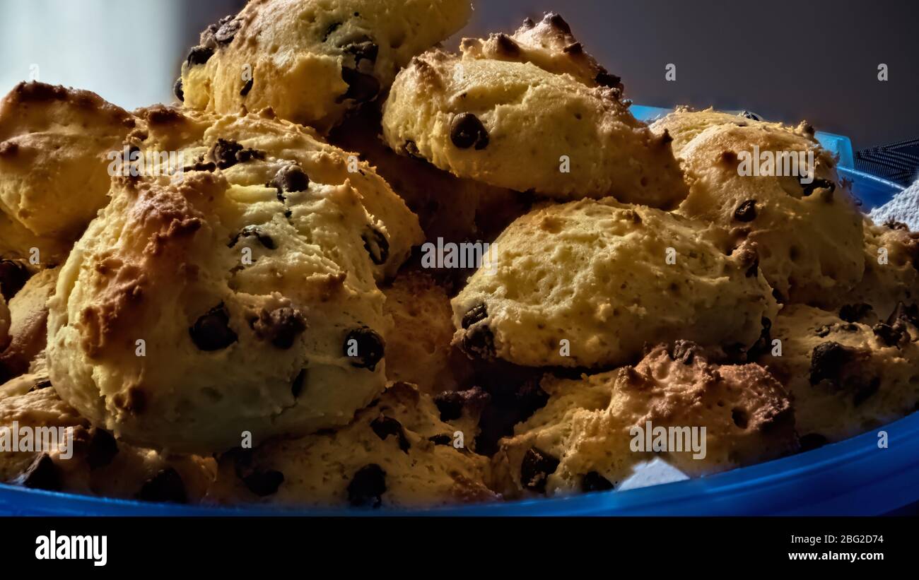 Biscotti fatti in casa con ricotta e gocce di cioccolato Foto Stock