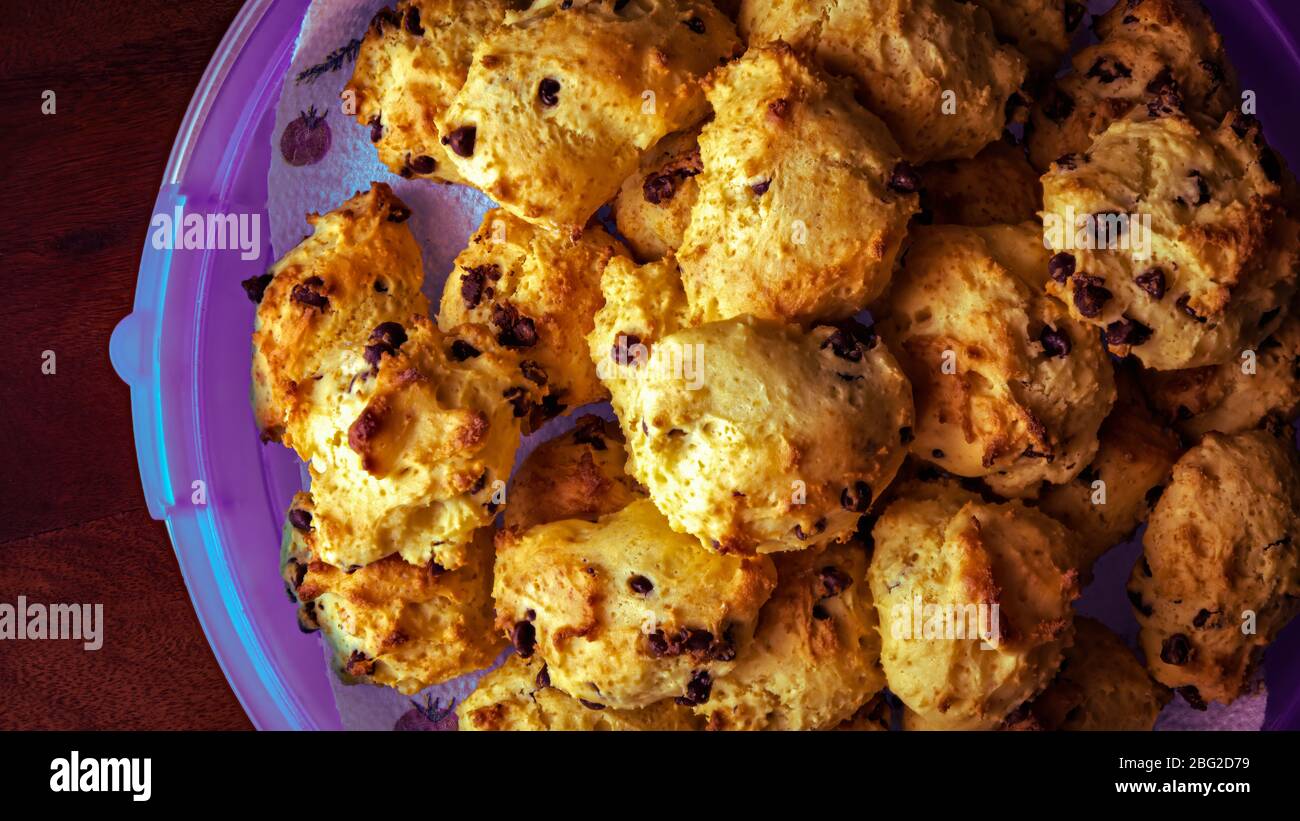 Biscotti fatti in casa con ricotta e gocce di cioccolato Foto Stock