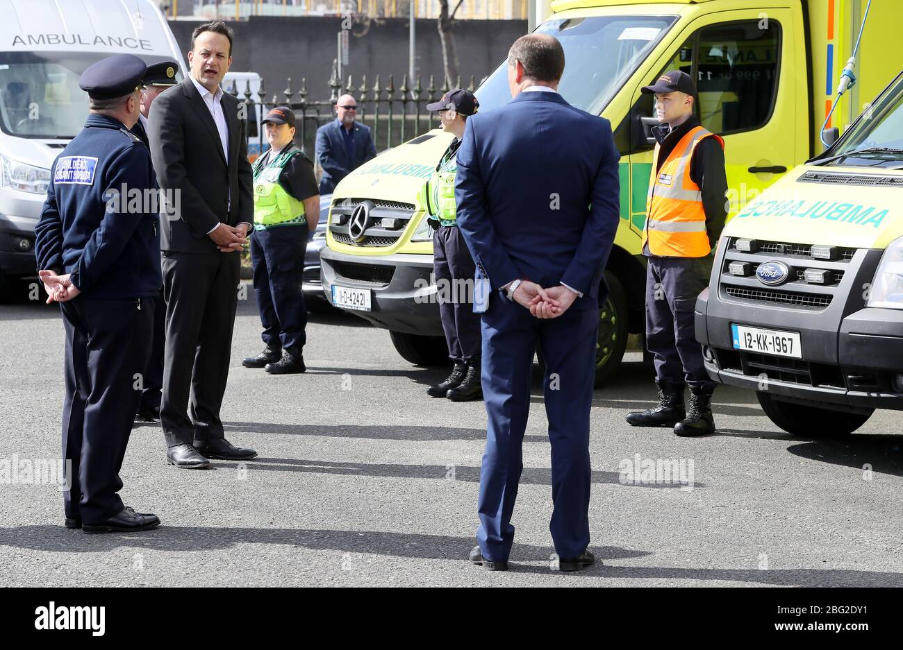 Taoiseach Leo Varadkar (seconda a sinistra) durante una visita alla filiale di Dublino della Difesa civile su Wolfe Tone Quay per ricevere un briefing sul contributo dei volontari alla risposta del Covid-19. Foto Stock