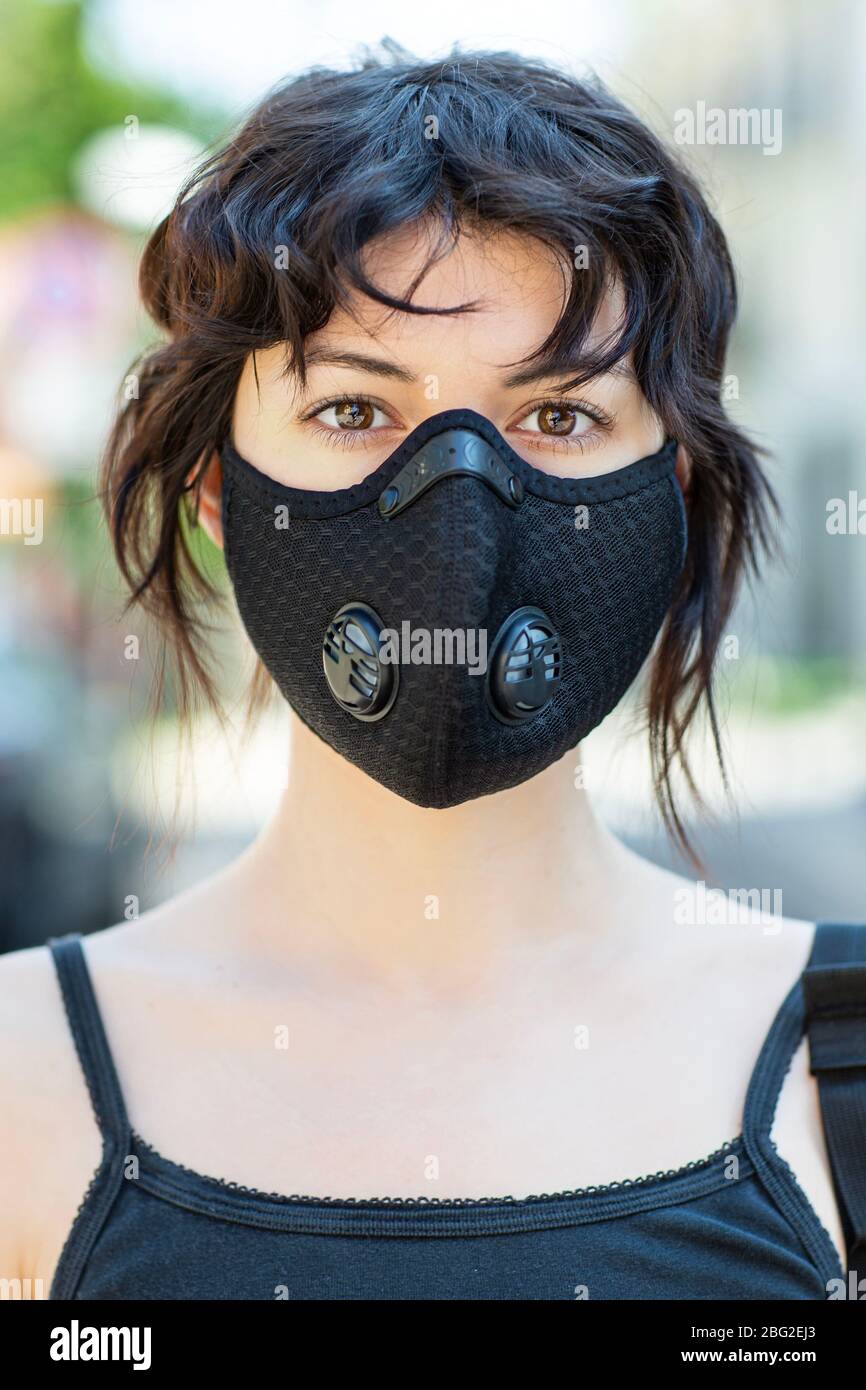 Milano, Coronavirus Covid Emergency 19 - tutte le maschere, dalla salute a quelle più alla moda. Nella foto: Arianna Summo. 26 anni. Tecnica dello spettacolo. 'Ho comprato la mia maschera (anti-smog) prima del pericolo Covid19, per proteggermi letteralmente dall'aria di Milano che, insieme a Torino, detiene il record mondiale come la città con il più alto numero di morti premature dovute all'inquinamento atmosferico. l'uomo ha agito come se il nostro destino non fosse legato a quello dell'ecosistema terrestre e stiamo pagando le conseguenze ". (Francesco Bozzo/Fotogramma, Milano - 2020-04-20) ps la foto può essere utilizzata per il conex Foto Stock