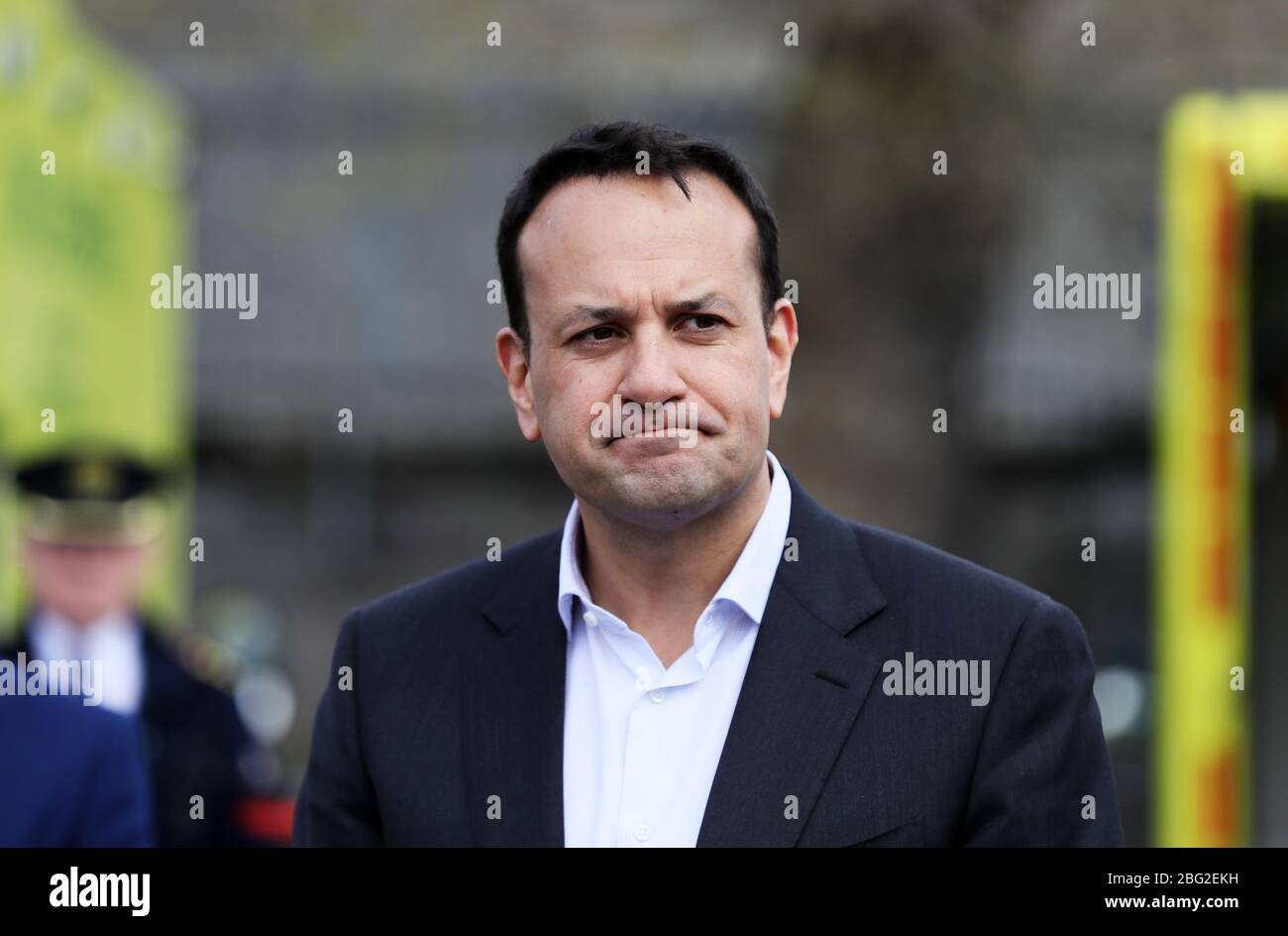 Taoiseach Leo Varadkar parla ai media durante una visita alla filiale di Dublino della Difesa civile su Wolfe Tone Quay per ricevere un briefing sul contributo dei volontari alla risposta del Covid-19. Foto Stock